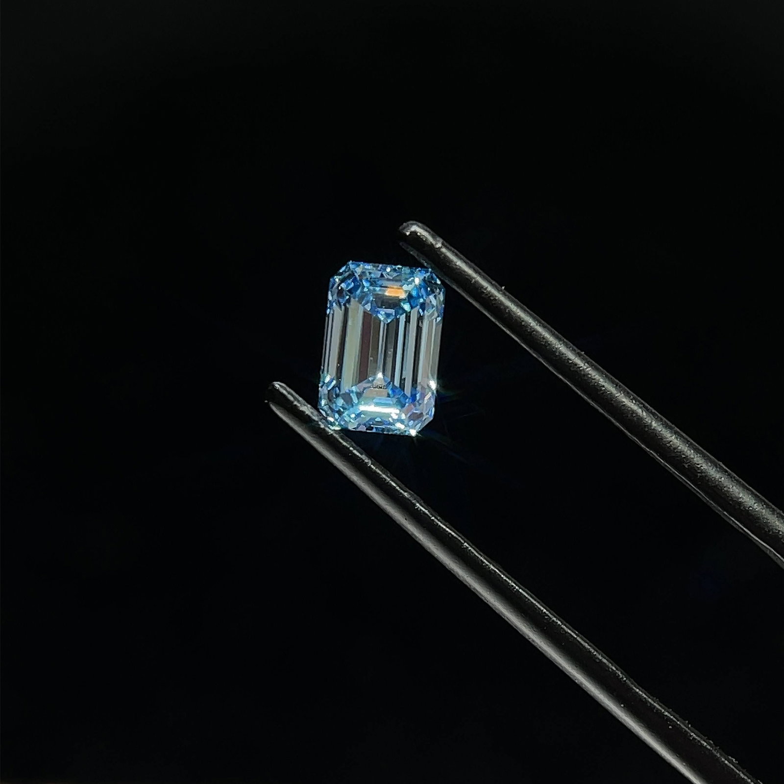 Loose Diamond - EMERALD 0.89ct Fancy Intense Blue VS1: Loose Diamond - EMERALD 0.89ct Fancy Intense Blue VS1 Source: This is a real non-mined Diamond that has been grown in a lab Shape: EMERALD Carats: 0.89 Color: Fancy Intense Blue Certification: IGI Vid