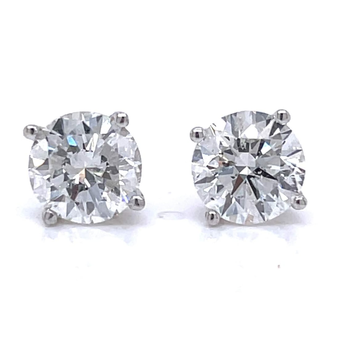 Platinum Diamond Stud Earrings 3.36 Ct E-F SI2: Platinum Diamond Stud Earrings 3.36 Ct E-F SI2 These exquisite platinum diamond stud earrings feature a total weight of 3.36 carats. One earring is set with a stunning 1.74 carat diamond, while the ot