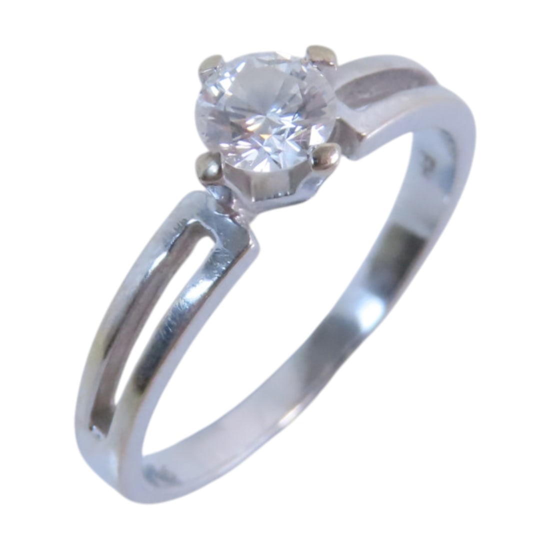 JEWELRY 18K White Gold Diamond Ring Size 6 US: JEWELRY 18K White Gold Diamond Ring Size 6 US This exquisite diamond ring is crafted from 18K white gold, offering a stunning and timeless appeal. The clear diamond centerpiece sparkles beautifully, m