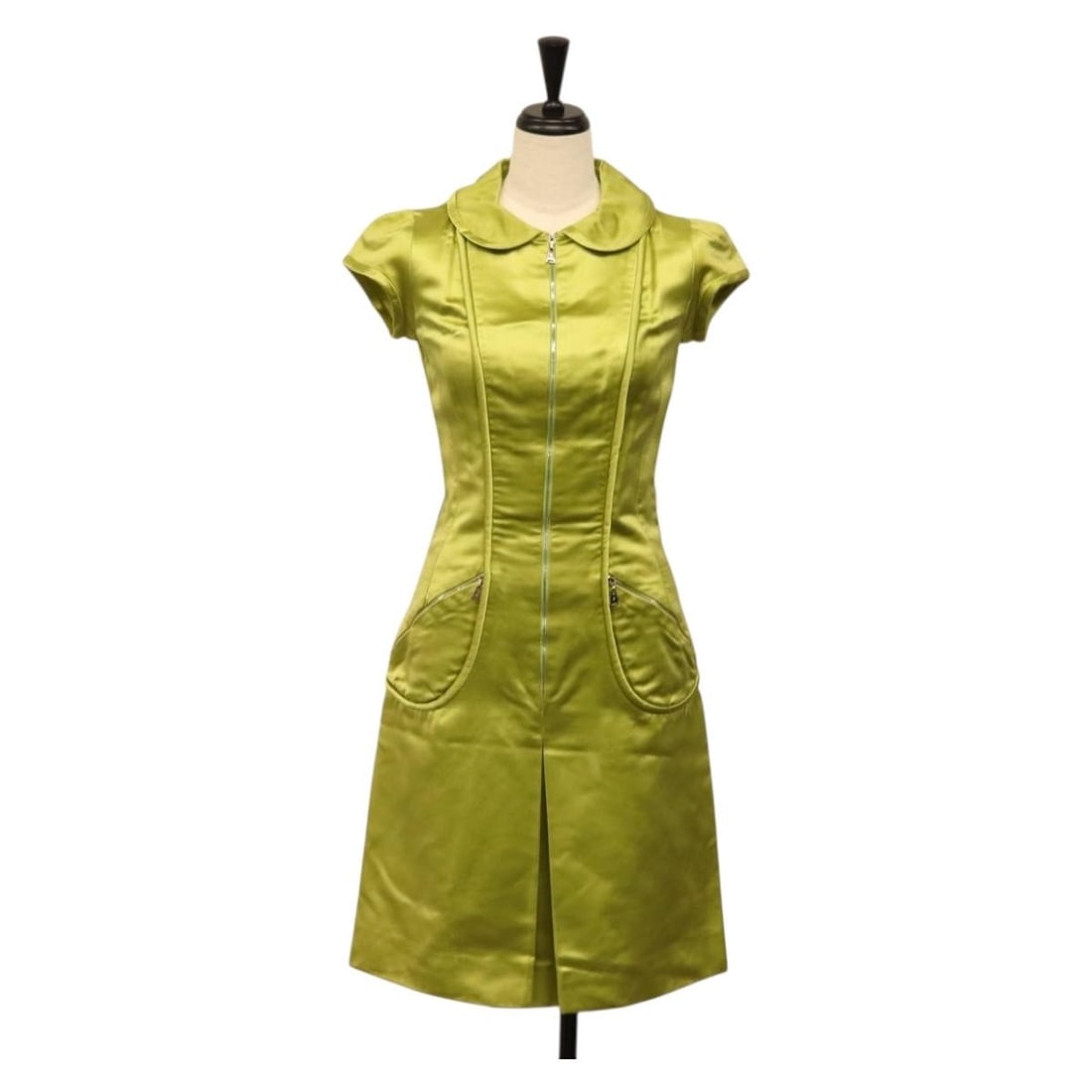 Louis Vuitton silk green women's shirt France: Louis Vuitton silk green women's shirt France This Louis Vuitton women's shirt is crafted from green silk and features a one-piece design. Made in France, the shirt has a shoulder width of approximate