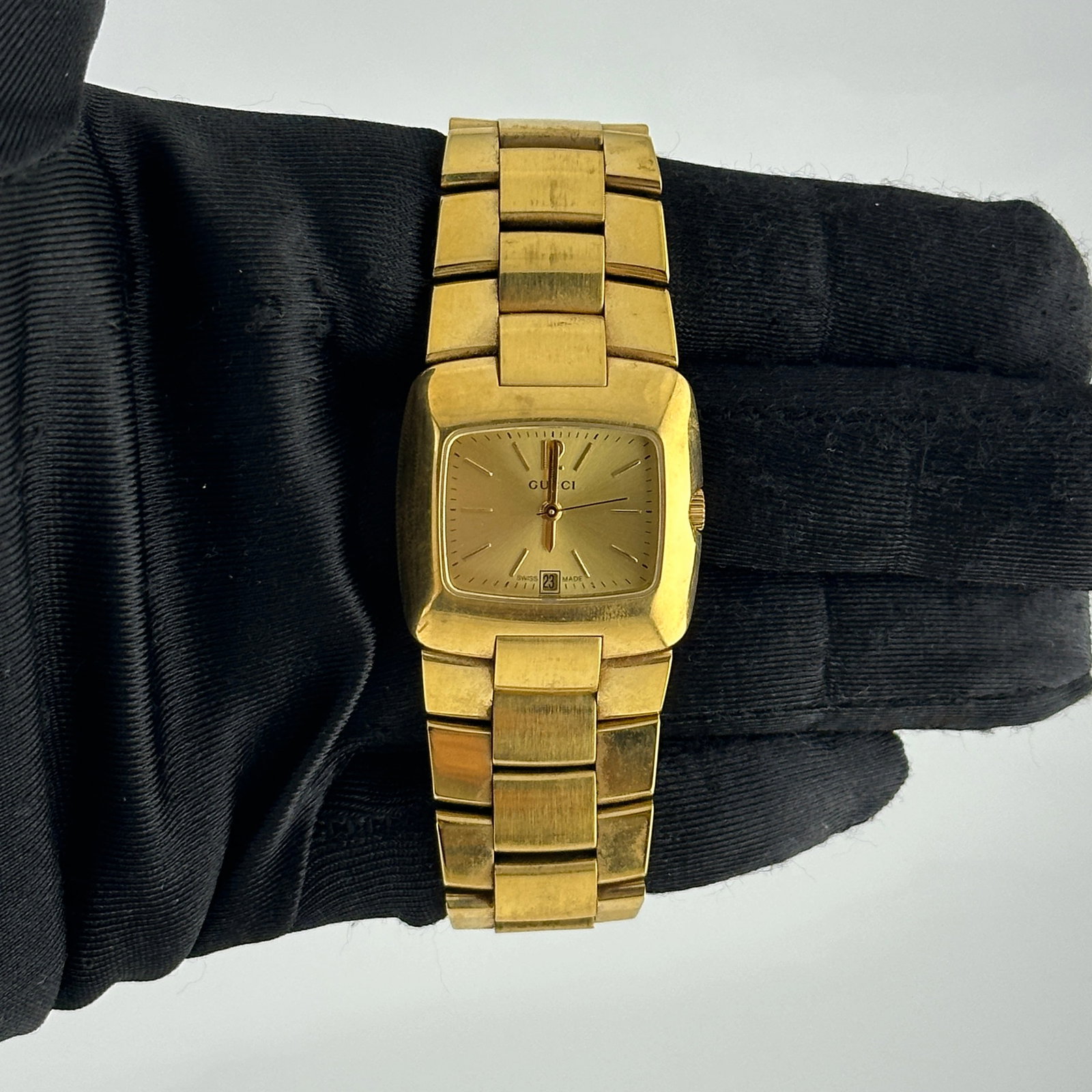 Champagne Dial Gucci 8500L Stainless and Yellow Gold Plated Watch 29mm: Champagne Dial Gucci 8500L Stainless and Yellow Gold Plated Watch 29mm This Gucci watch features a champagne dial and is crafted from stainless steel with yellow gold plating. The timepiece measures 2
