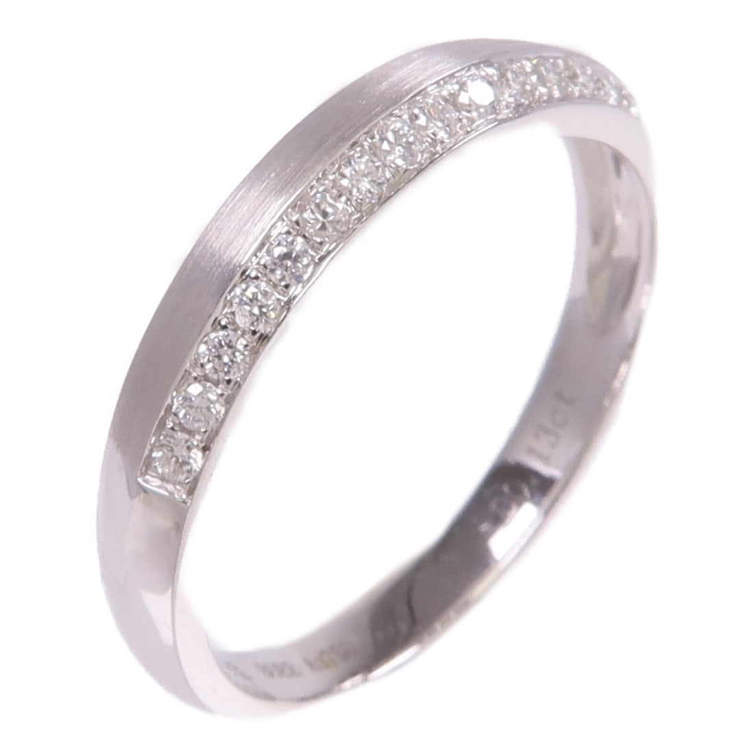 18K White Gold Diamond Ring Size 6.5: 18K White Gold Diamond Ring Size 6.5 This elegant ring features a sparkling diamond set in 18K white gold. Designed in a classic style, it is sized at US 6.5 and showcases a clear frame color that com