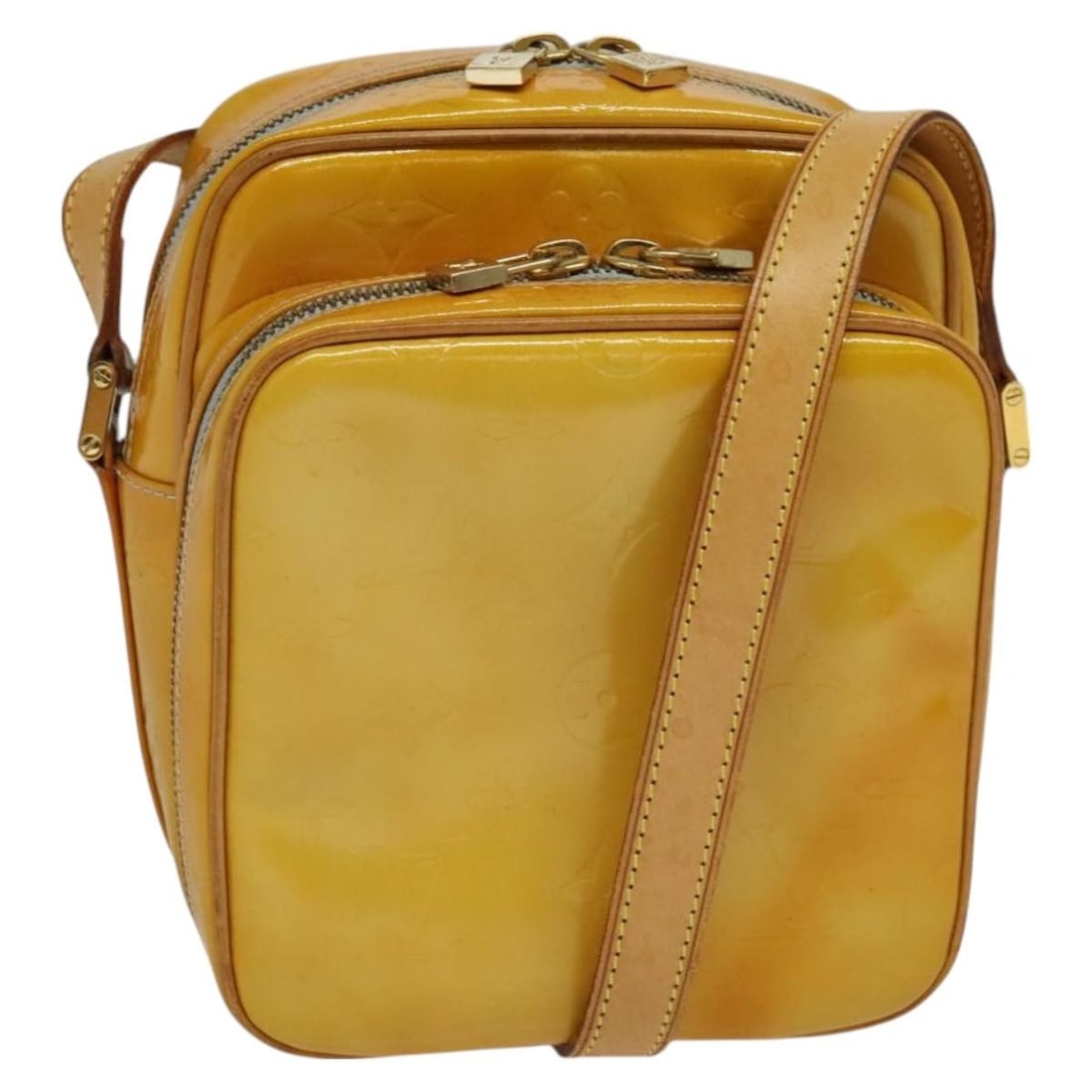 Louis Vuitton Wooster Gris Monogram Vernis Shoulder Bag M91036: Louis Vuitton Wooster Gris Monogram Vernis Shoulder Bag M91036 This Louis Vuitton Monogram Vernis Wooster shoulder bag in Gris is crafted from patent leather and features a compact silhouette with an 