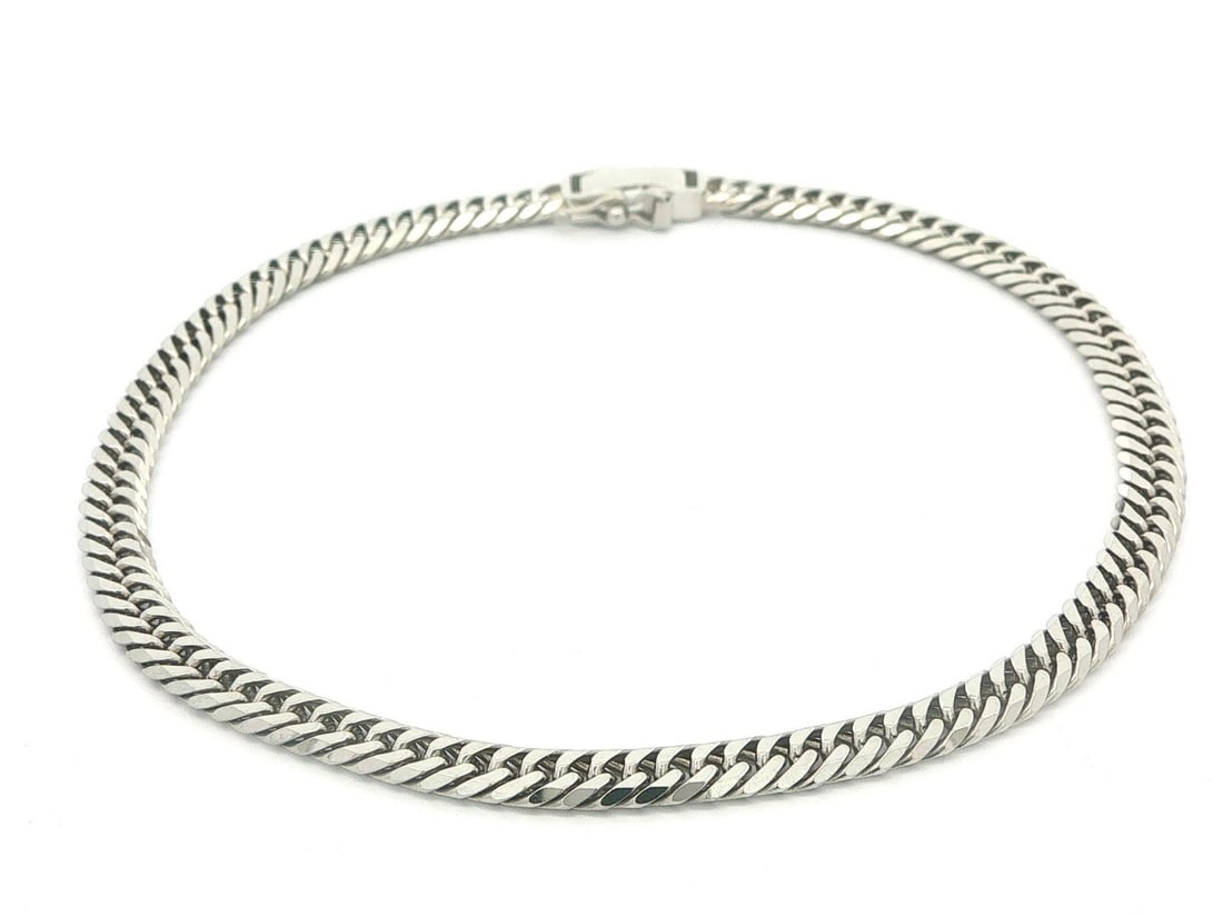 Platinum Cuban Curb Link Men's Bracelet 7.75in 4.1mm: Platinum Cuban Curb Link Men's Bracelet 7.75in 4.1mm This men's bracelet features a solid .850+ platinum construction in a classic 4.1mm Cuban curb link design. Measuring 7.75 inches in length, it is 