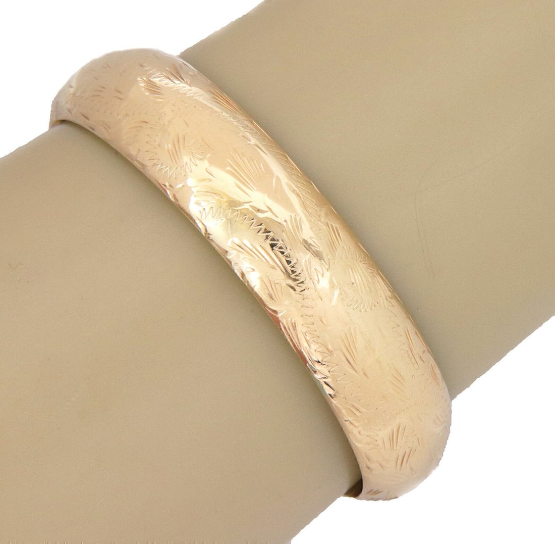 Vintage 14K Yellow Gold Floral Bangle Bracelet 6.5 Inch: Vintage 14K Yellow Gold Floral Bangle Bracelet 6.5 Inch This vintage bangle bracelet is expertly crafted from solid 14k yellow gold and features a continuous circular floral motif with engraved and em