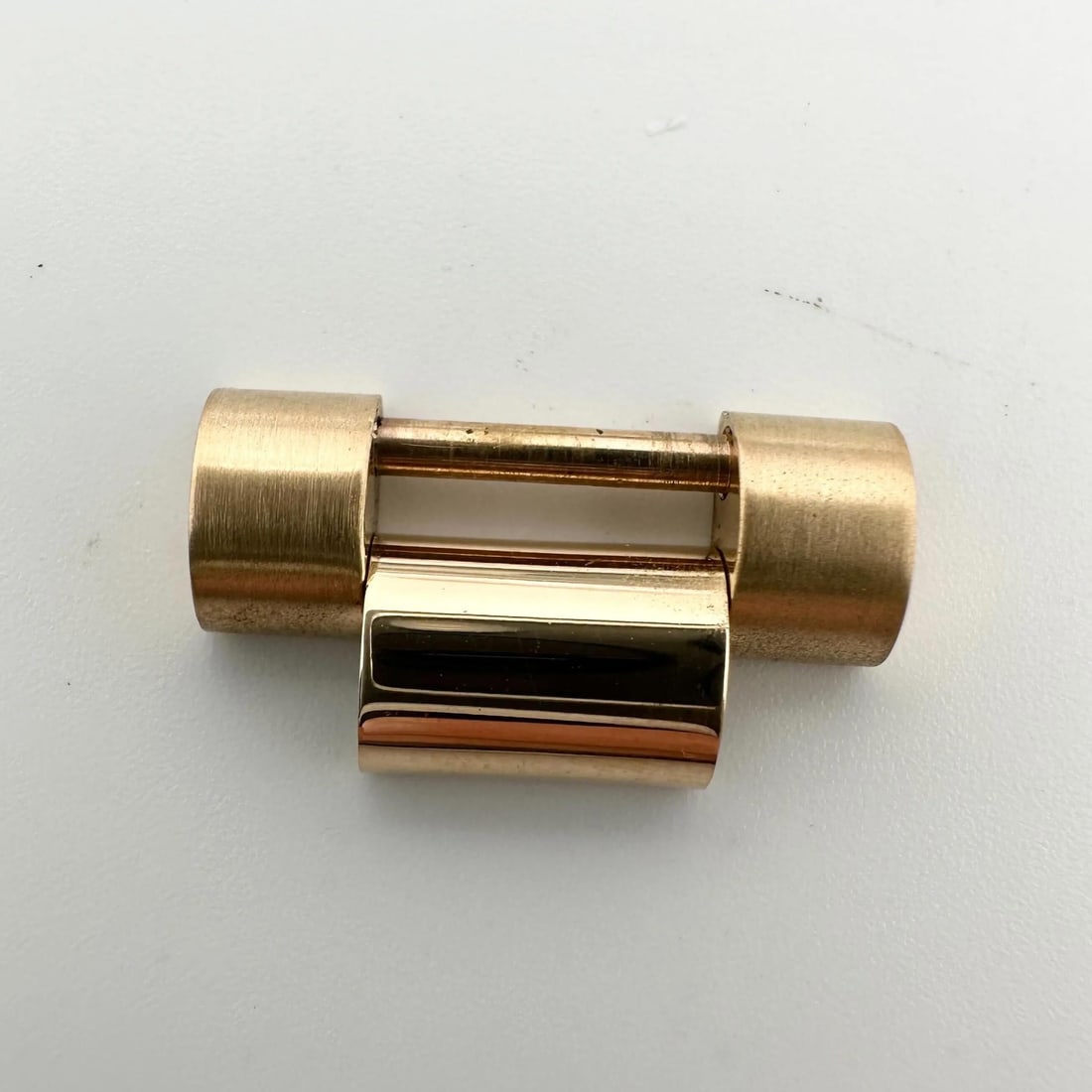 Rolex 18K Yellow Gold Band Link for President 118238: Rolex 18K Yellow Gold Band Link for President 118238 Elevate your Rolex watch with this exquisite 18K Yellow Gold Band Link, specifically designed to fit the Rolex President model 118238. This luxury 
