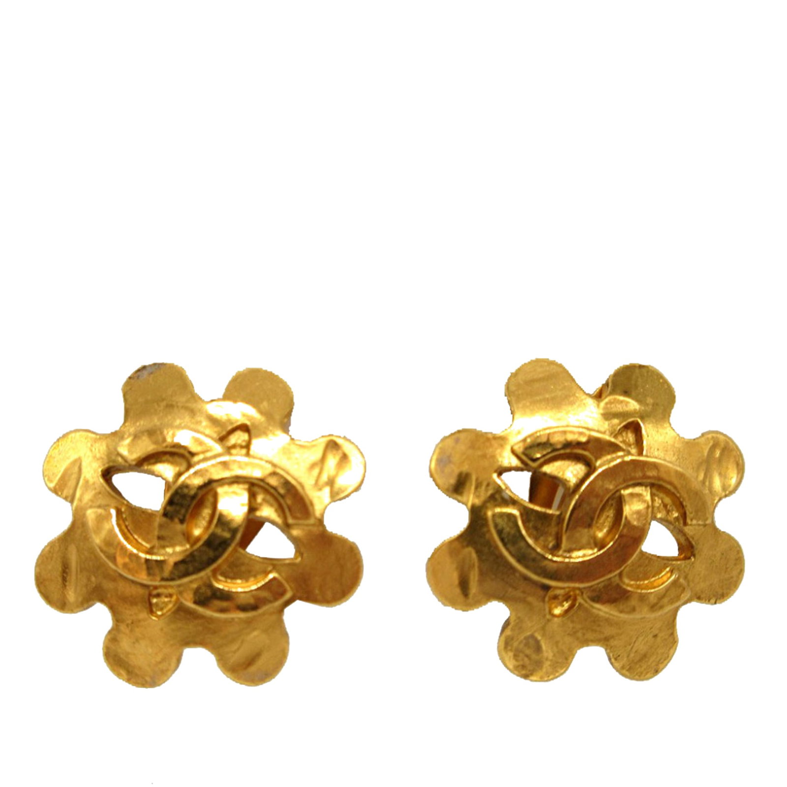Chanel floral gold plated clip on earrings: Chanel floral gold plated clip on earrings These Chanel CC gold-plated floral clip-on earrings feature a striking floral design crafted from gold-plated metal. Designed as clip-ons for non-pierced ear