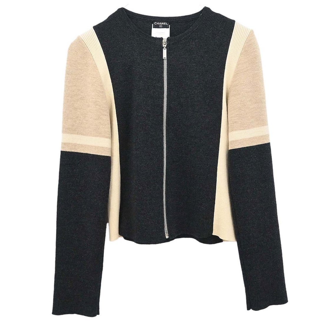 CHANEL wool zip front women s cardigan size 36 gray beige: CHANEL wool zip front women s cardigan size 36 gray beige This Chanel zip-up cardigan is crafted from 100% wool in a gray shade with beige accents. Designed with long sleeves and a regular fit, it fea
