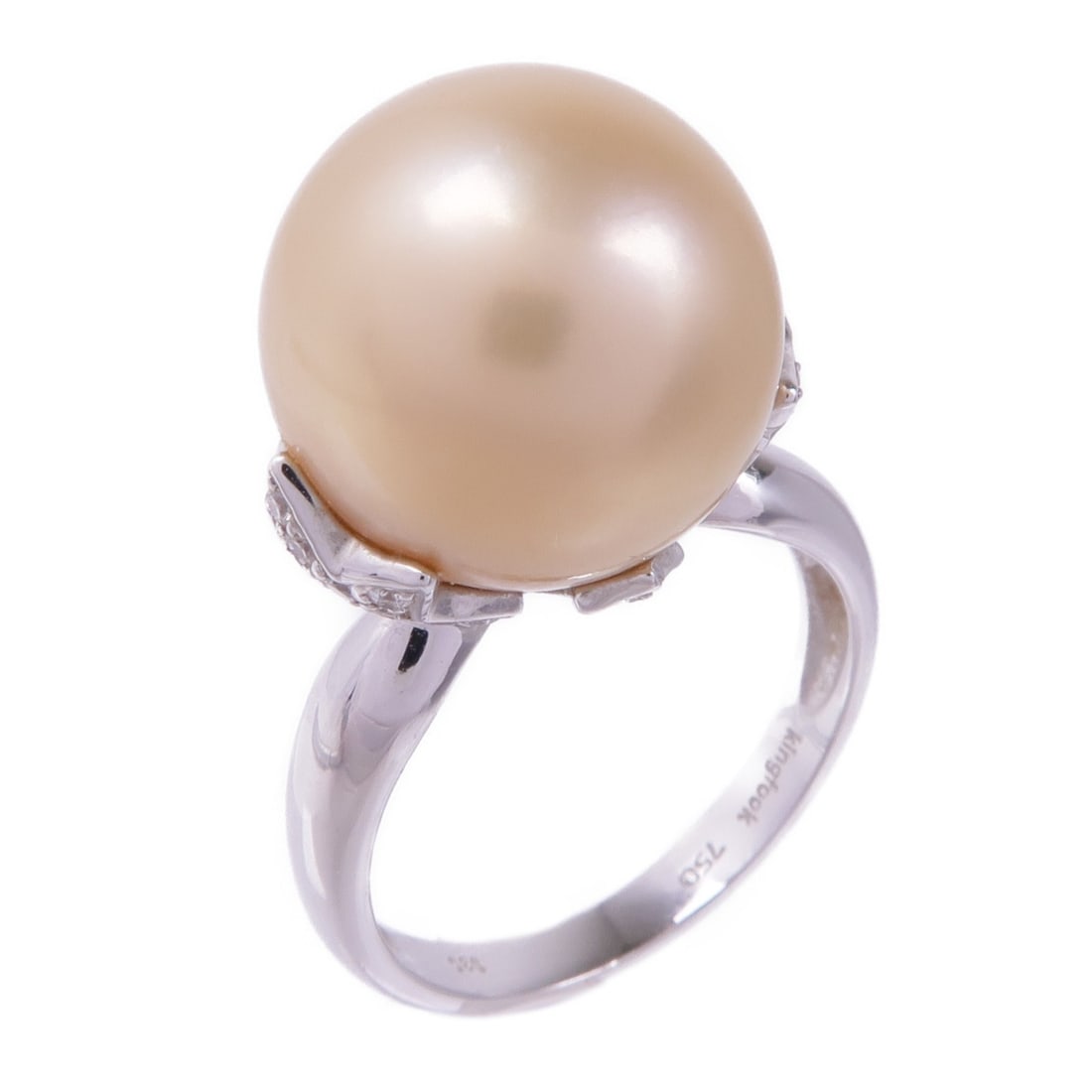 JEWELRY 18K White Gold Pearl Diamond Ring Size 6: JEWELRY 18K White Gold Pearl Diamond Ring Size 6 This exquisite pearl and diamond ring is crafted from 18K white gold, showcasing a stunning clear diamond at its center. The ring, designed in a classi