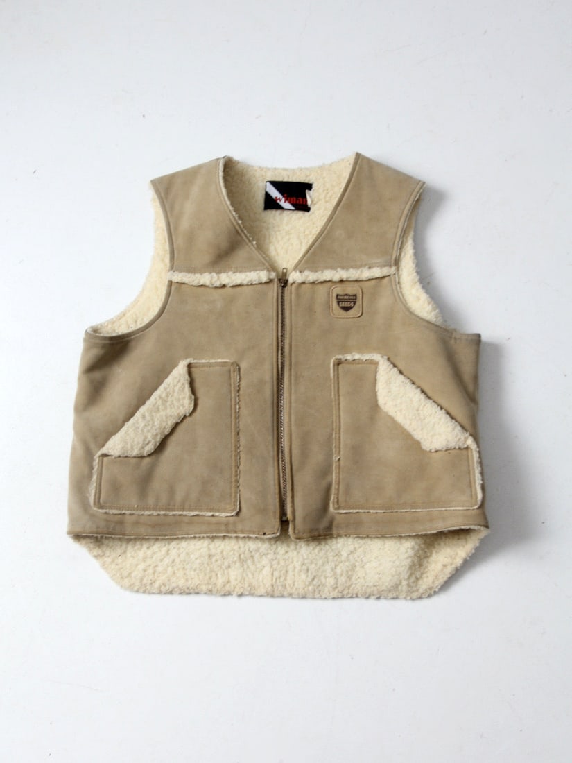 Retro 70s Wiman Americana Seeds Sherpa Vest XL: Retro 70s Wiman Americana Seeds Sherpa Vest XL Discover this authentic vintage Wiman vest from the 1970s, showcasing a unique Americana Seeds logo patch. This stylish sherpa-style vest features conven