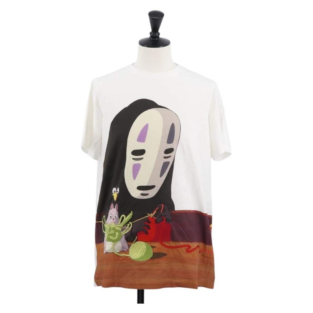 Loewe Spirited Away No Face Graphic Cotton Women's T Shirt Collaboration: Loewe Spirited Away No Face Graphic Cotton Women's T Shirt Collaboration This LOEWE x Ghibli short-sleeved T-shirt features a collaboration design inspired by Spirited Away, showcasing No Face, Boh th