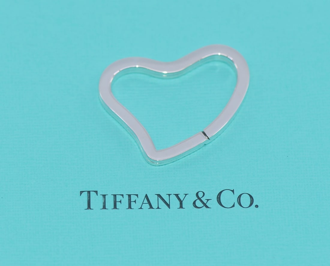 Elsa Peretti Sterling Silver Keyring by Tiffany & Co 36mm: Elsa Peretti Sterling Silver Keyring by Tiffany & Co 36mm This Tiffany & Co. Elsa Peretti key ring is crafted from sterling silver and features a sleek, minimalist design. Made in Italy, it is intende