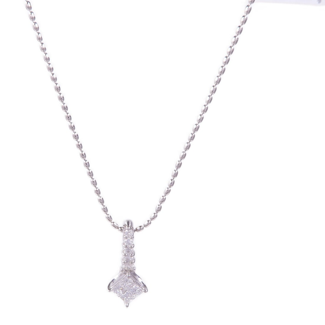 JEWELRY Diamond Necklace in Platinum PT900/PT850 Classic Design: JEWELRY Diamond Necklace in Platinum PT900/PT850 Classic Design This exquisite necklace showcases stunning diamonds set in a luxurious platinum frame, creating a captivating sparkle. The necklace is d