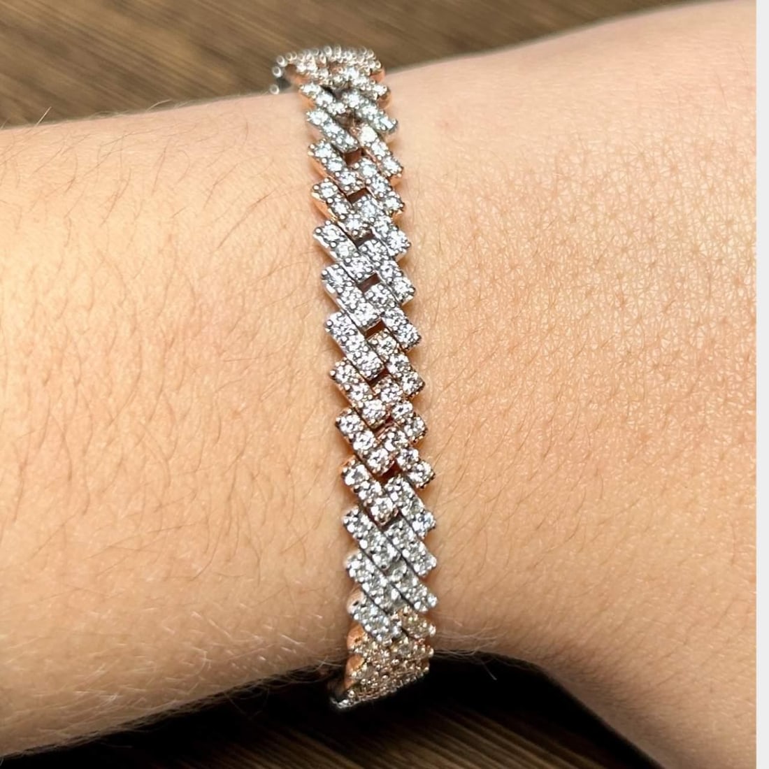 14K Tri Color Gold Diamond Bracelet 334 Diamonds 6.50 Ct: 14K Tri Color Gold Diamond Bracelet 334 Diamonds 6.50 Ct This exquisite 14K Tri Color Diamond Bracelet features a stunning arrangement of 334 diamonds totaling approximately 6.50 carats. The diamonds 