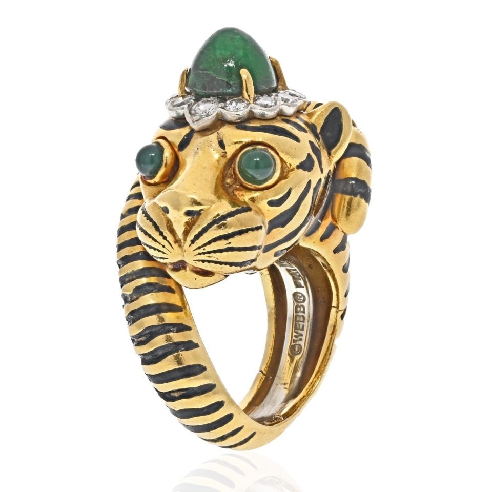David Webb 18K Yellow Gold Emerald Diamond Tiger Ring Estate: David Webb 18K Yellow Gold Emerald Diamond Tiger Ring Estate This exquisite David Webb estate ring showcases a striking tiger's head crafted from 18K yellow gold, adorned with vibrant green emeralds a
