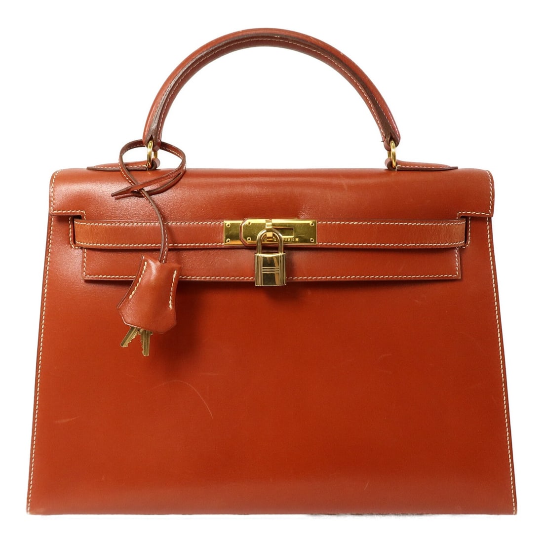 Hermes Kelly 32 Brique Box Leather Handbag GHW: Hermes Kelly 32 Brique Box Leather Handbag GHW This Hermes Kelly 32 handbag is crafted from high-quality box calfskin leather in a rich brique (red) color. Featuring gold-tone hardware, it offers a cl