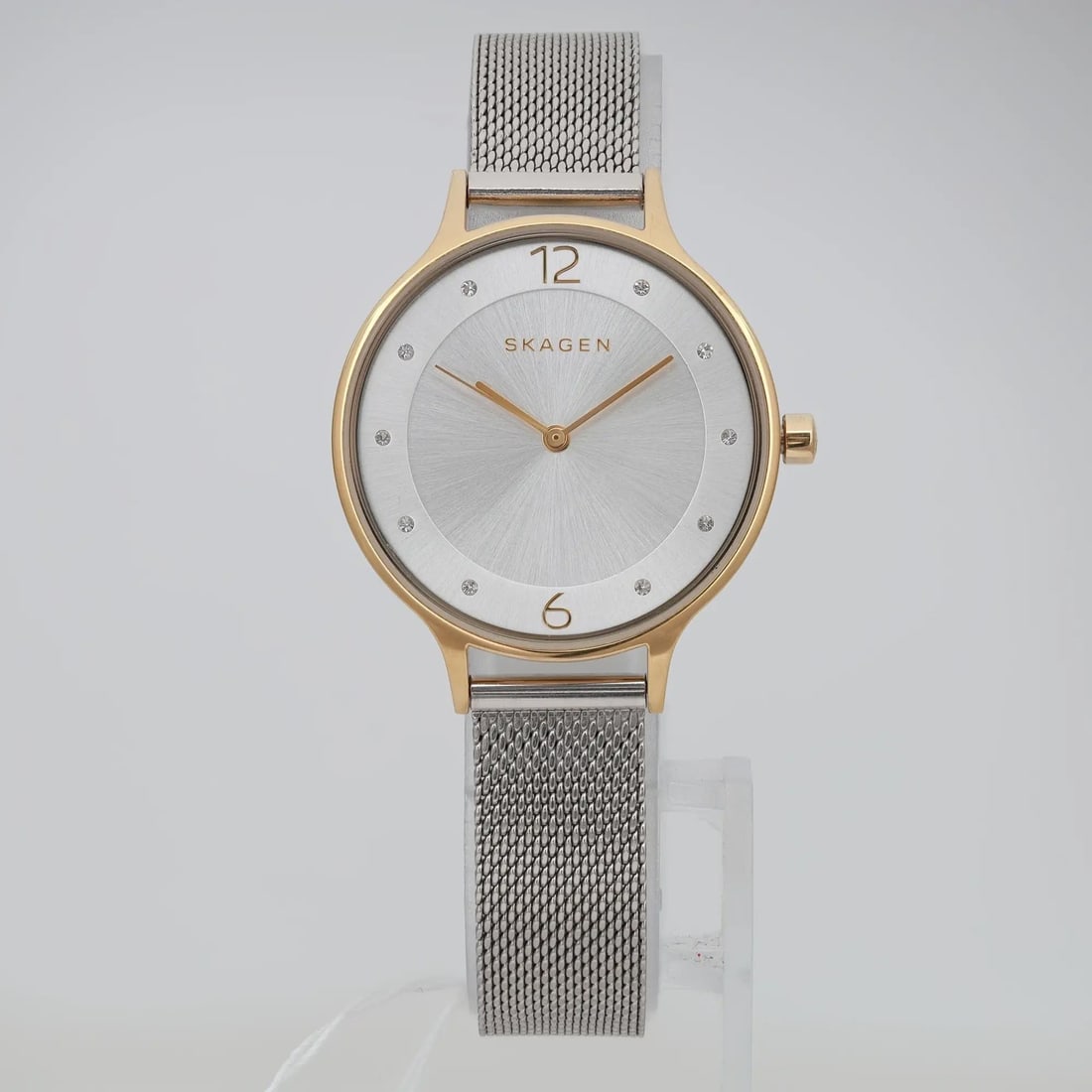 Skagen Anita 30mm Gold Tone Quartz Watch Silver Dial SKW2340: Skagen Anita 30mm Gold Tone Quartz Watch Silver Dial SKW2340 Introducing the Skagen Anita Ladies Quartz Watch, a perfect blend of elegance and casual style. This wristwatch features a classic round ca