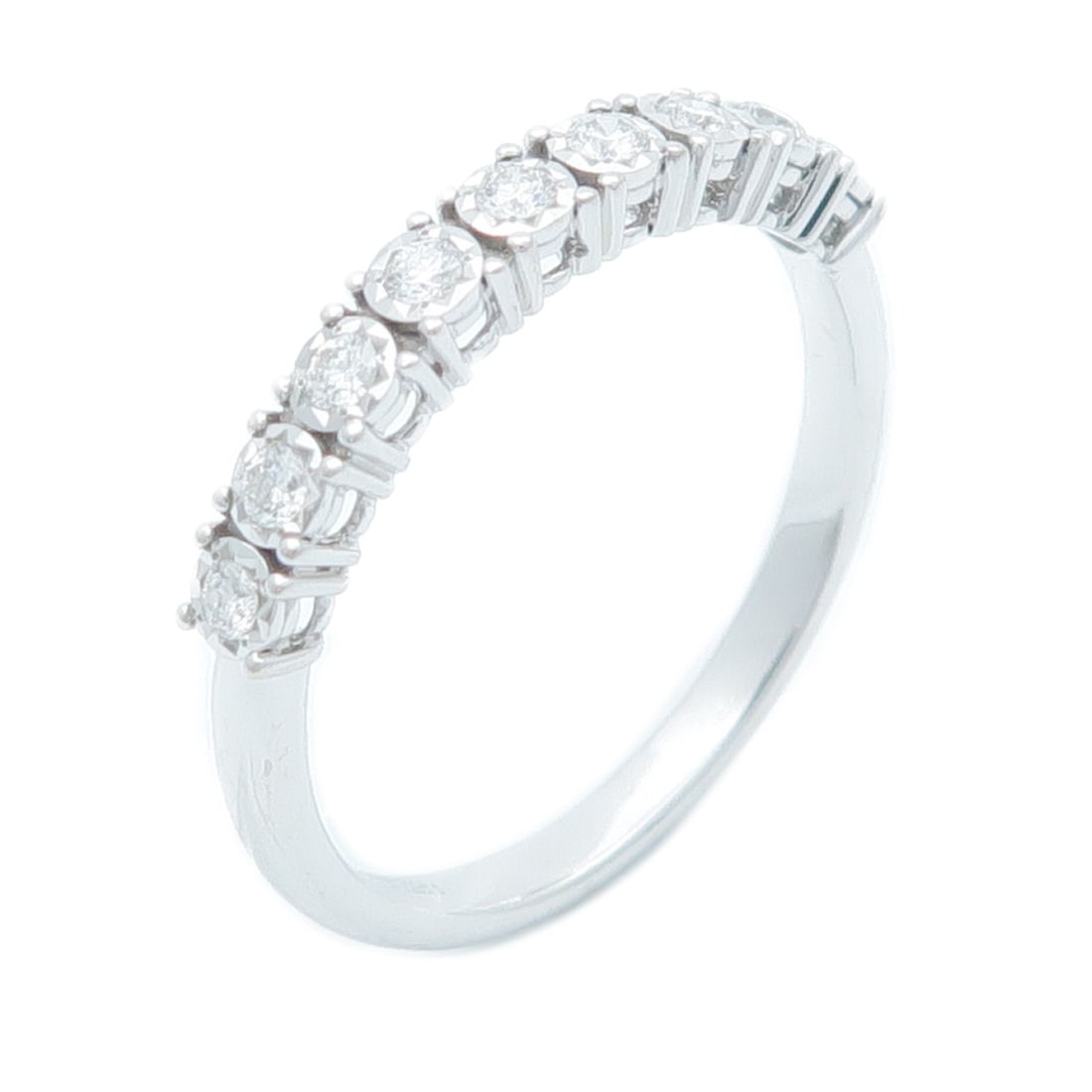 Diamond White Gold Ring JEWELRY US 6.75: Diamond White Gold Ring JEWELRY US 6.75 This women's ring features a diamond set in 18K white gold. The ring is a US size 6.75 and is designed in a classic style. It shows reasonable wear and tear, re