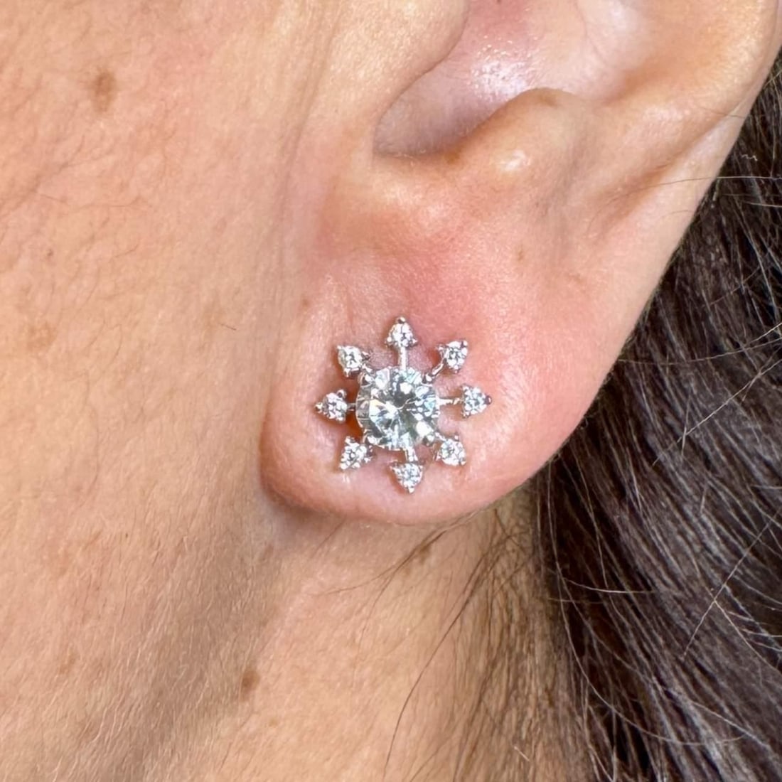 Elegant 18K White Gold 1.20 Ct. Diamond Earrings: Elegant 18K White Gold 1.20 Ct. Diamond Earrings These stunning 18K white gold diamond earrings feature a total weight of 1.20 carats. The earrings are adorned with two principal diamonds weighing app