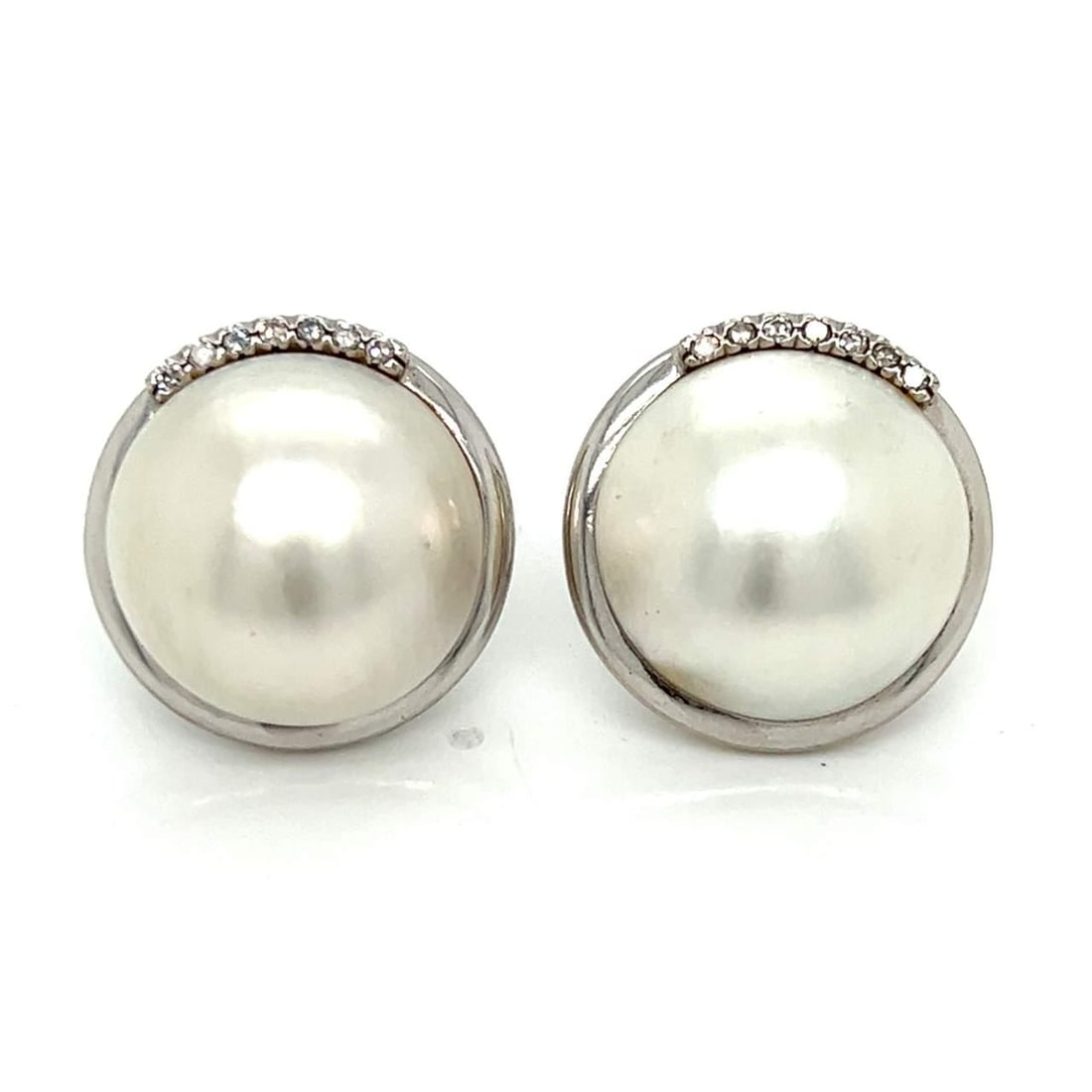 18K White Gold Mabe Pearl Diamond Earrings 14 Diamonds 0.35 Ct: 18K White Gold Mabe Pearl Diamond Earrings 14 Diamonds 0.35 Ct These stunning 18K White Gold earrings feature exquisite Mabe pearls and sparkling diamonds. The earrings weigh 20.5 grams and are adorne