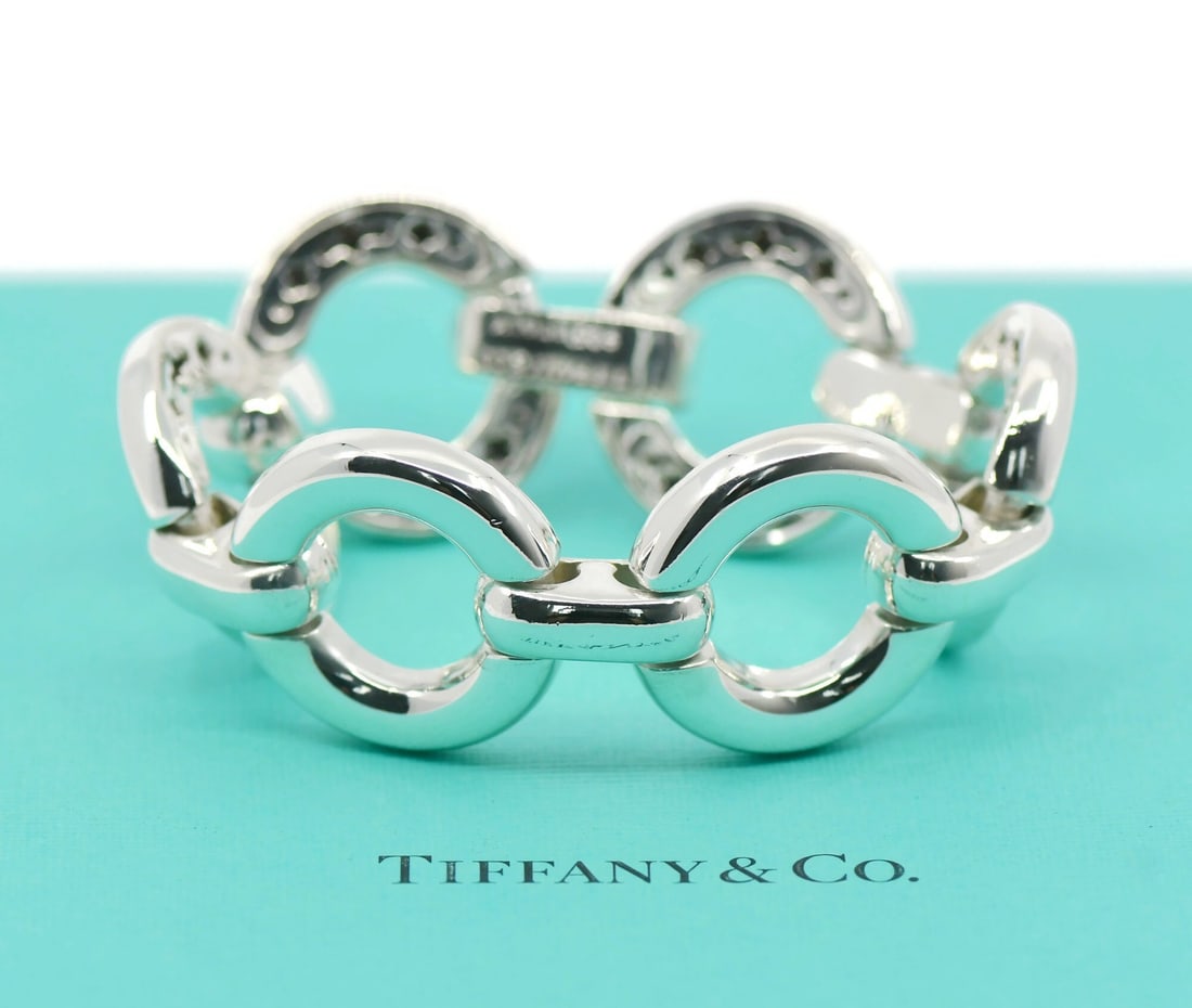Tiffany & Co Sterling Silver Chain Bracelet 7.5 Inches Authentic: Tiffany & Co Sterling Silver Chain Bracelet 7.5 Inches Authentic This exquisite Tiffany & Co. bracelet exemplifies timeless elegance. Crafted from high-quality sterling silver with a metal purity of 9
