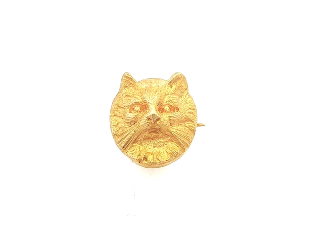Petite Cat Head Brooch in 18k Yellow Gold Vintage Pin: Petite Cat Head Brooch in 18k Yellow Gold Vintage Pin This vintage petite brooch features a detailed cat's head design crafted from 18K solid yellow gold. The pin is designed for women and showcases o