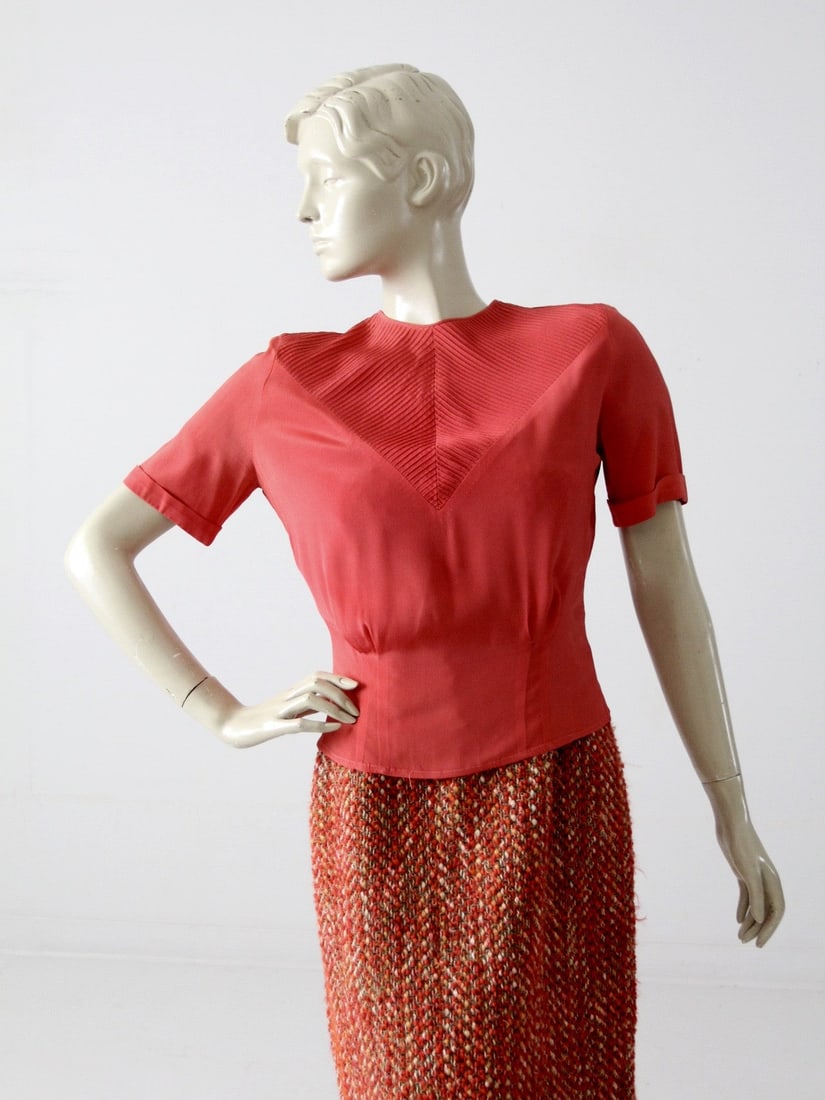 1940s Vintage Rose Pink Crepe Rayon Blouse with Button Back: 1940s Vintage Rose Pink Crepe Rayon Blouse with Button Back Step back in time with this exquisite vintage 1940s blouse, showcasing a classic deco pattern neckline. Crafted from soft rose pink crepe ra