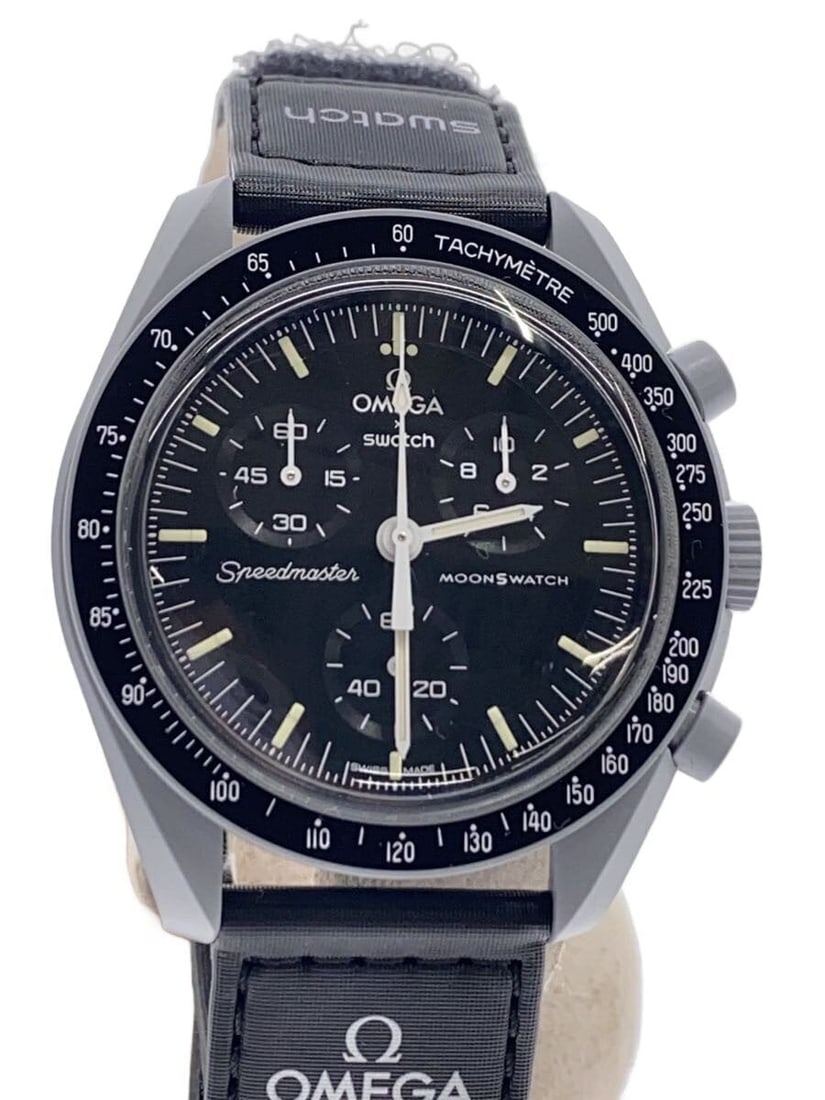OMEGAxSWATCH Mission to the Moon Black Quartz Men's Wristwatch: OMEGAxSWATCH Mission to the Moon Black Quartz Men's Wristwatch This OMEGAxSWATCH Mission to the Moon wristwatch features a quartz movement and a sleek black design. Designed for men, it is a pre-owned
