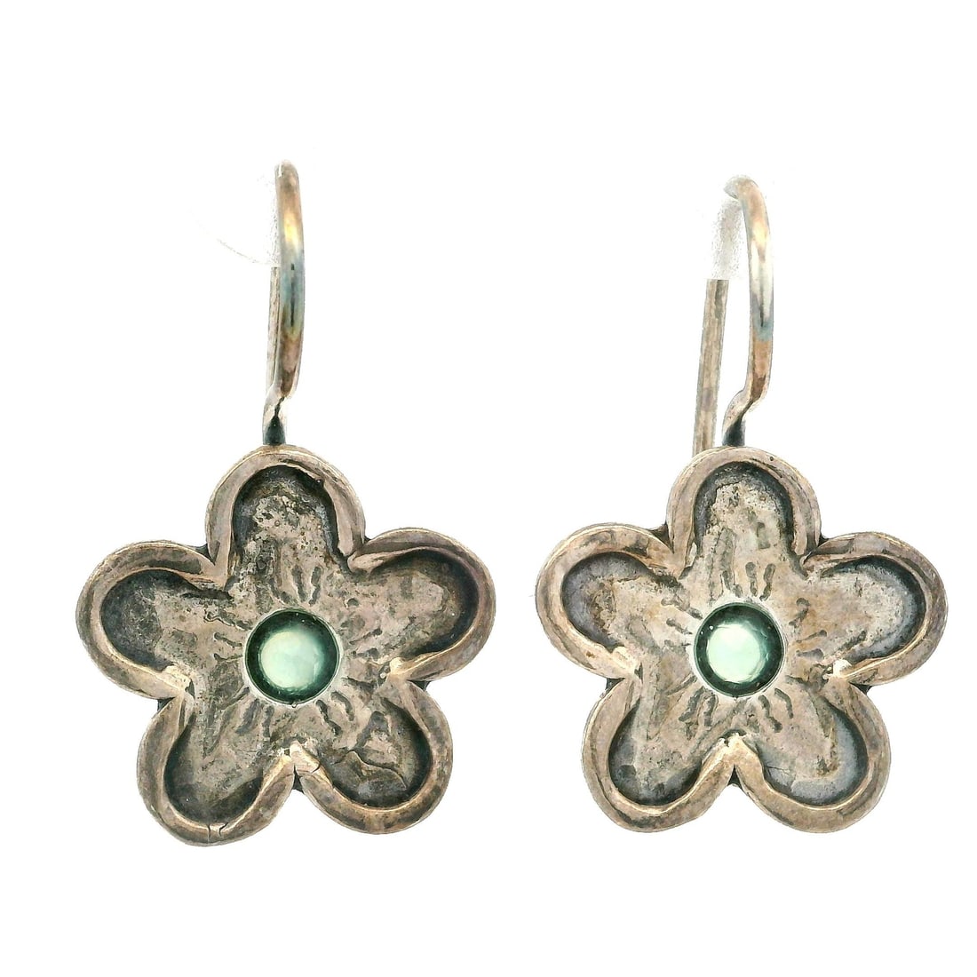 Vintage Sterling Silver Flower Dangle Earrings with Green Gemstones: Vintage Sterling Silver Flower Dangle Earrings with Green Gemstones These vintage dangle earrings feature a textured flower design crafted from high-quality sterling silver. Each earring is adorned wi