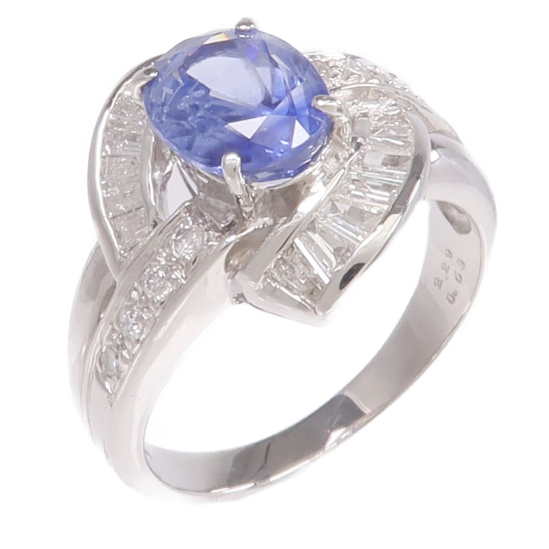 Pt900 Platinum Sapphire Diamond Ring US 6.25: Pt900 Platinum Sapphire Diamond Ring US 6.25 This elegant women's ring features a striking blue sapphire as the main stone, set in high-quality Pt900 platinum. Designed in a classic style, the ring is