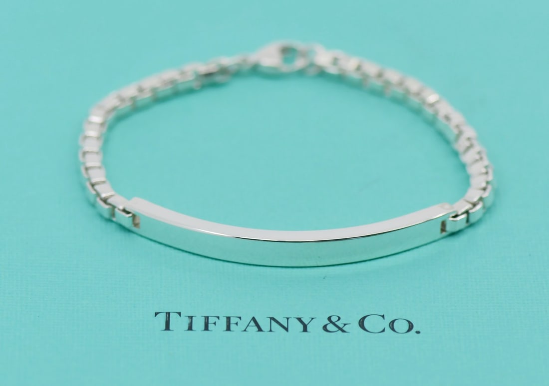 Sterling Silver 7 Inch Chain Bracelet by Tiffany & Co with Pouch: Sterling Silver 7 Inch Chain Bracelet by Tiffany & Co with Pouch This Tiffany & Co. bracelet is crafted from sterling silver with a 925 metal purity. Featuring a classic chain style, it does not inclu
