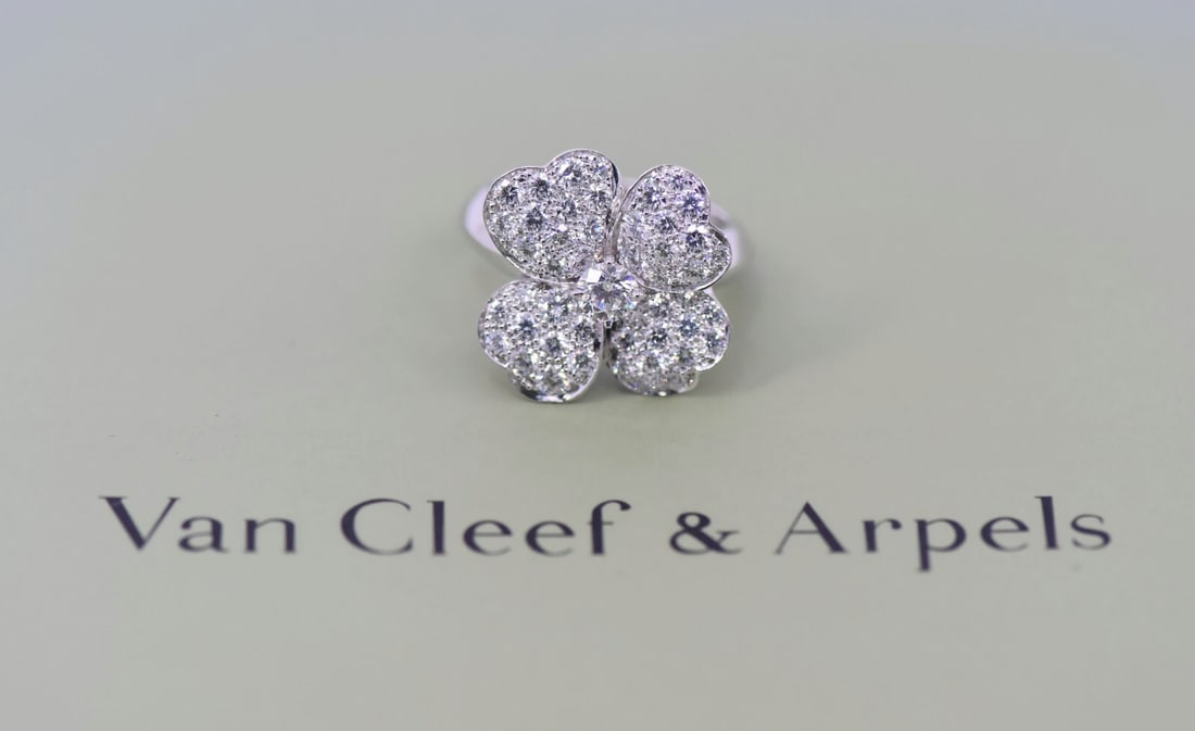 Van Cleef & Arpels Cosmos Diamond Ring 18K White Gold Authentic: Van Cleef & Arpels Cosmos Diamond Ring 18K White Gold Authentic Discover the elegance of the Van Cleef & Arpels Cosmos Diamond Ring, meticulously crafted in 18K white gold. This exquisite ring feature