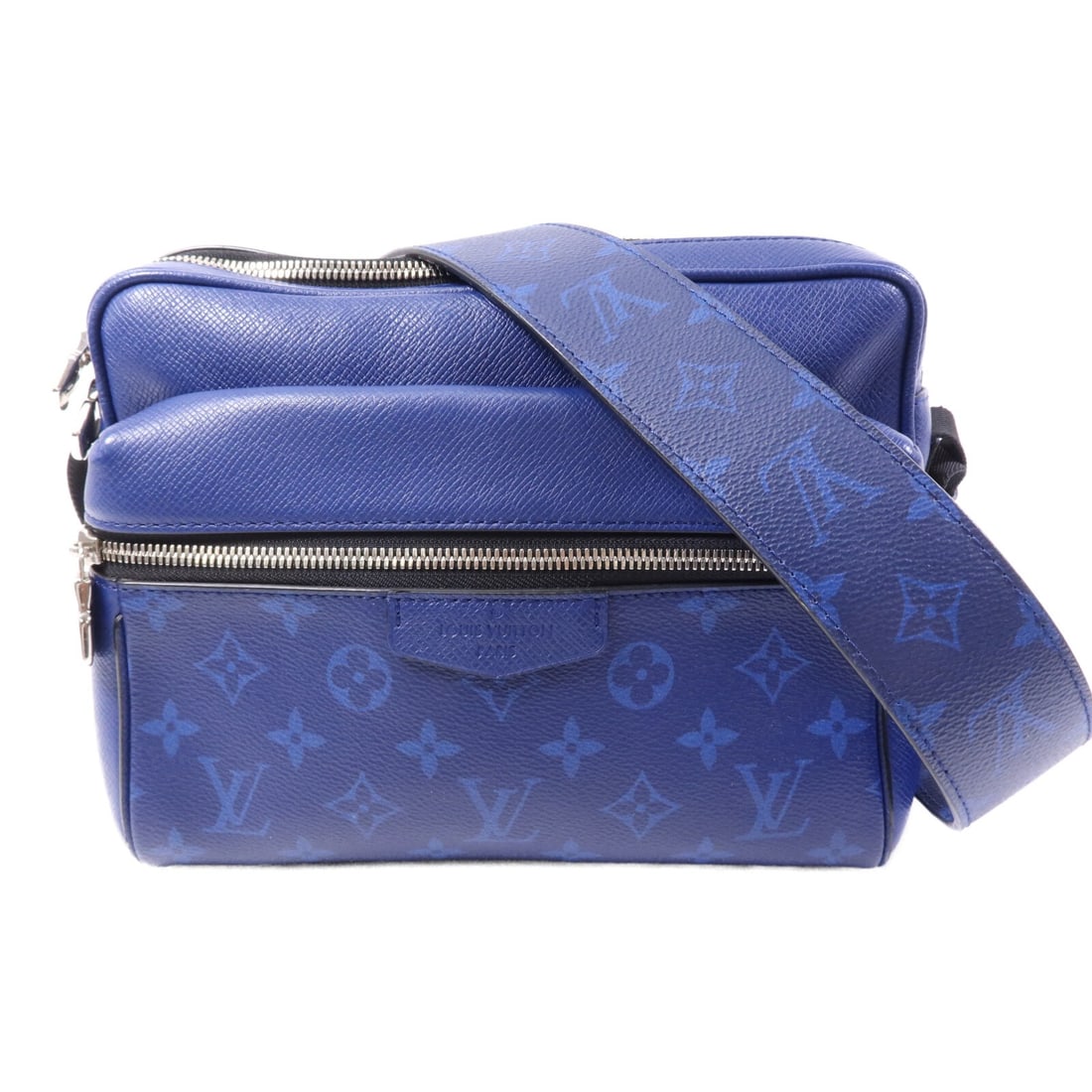 Louis Vuitton Outdoor Messenger Blue Calfskin Shoulder Bag M30242: Louis Vuitton Outdoor Messenger Blue Calfskin Shoulder Bag M30242 This Louis Vuitton Outdoor Messenger Shoulder Bag features a striking blue color and is crafted from premium calfskin leather. Designe
