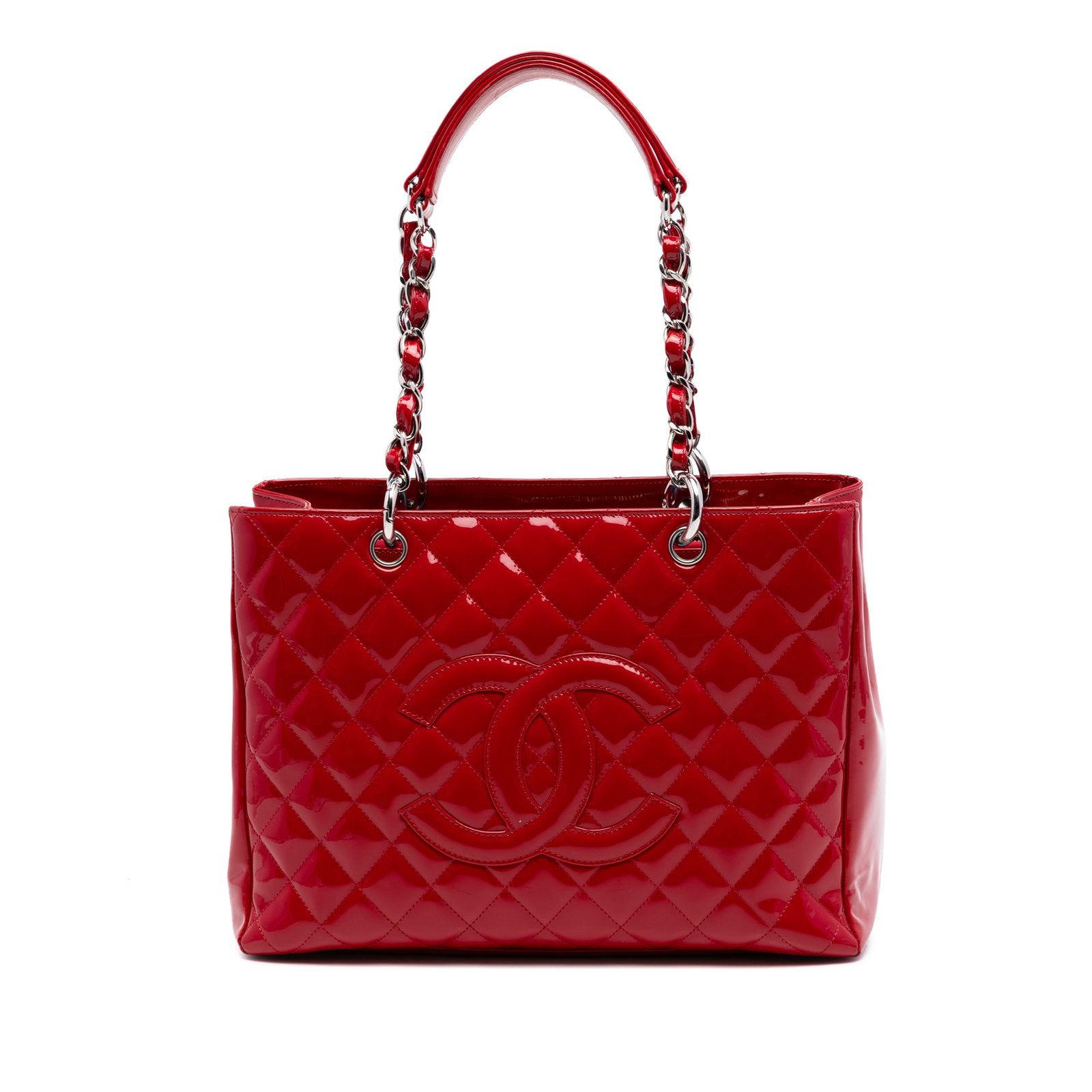 Chanel red patent leather quilted tote bag: Chanel red patent leather quilted tote bag This Chanel Patent Grand Shopping Tote features a quilted patent leather body in red, complemented by chain link straps with a leather guard. The design incl