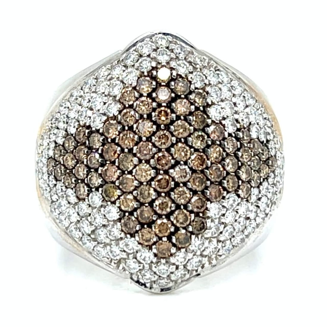 Stunning 18K White Gold Ring with Champagne Diamonds: Stunning 18K White Gold Ring with Champagne Diamonds This exquisite 18K white gold ring showcases a stunning arrangement of diamonds, making it a truly remarkable piece. The ring weighs 20.5 grams and