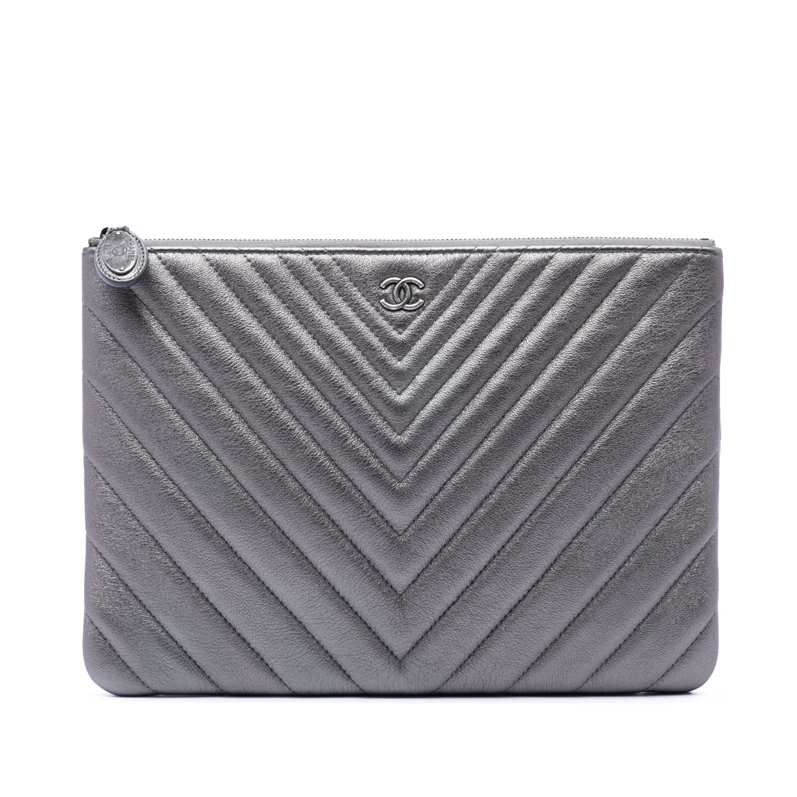 Chanel Metallic Calfskin Chevron O Case Clutch Medium: Chanel Metallic Calfskin Chevron O Case Clutch Medium This Chanel Medium Chevron Metallic Calfskin O Case Clutch features a chevron-patterned leather exterior in a metallic gray finish, complemented b