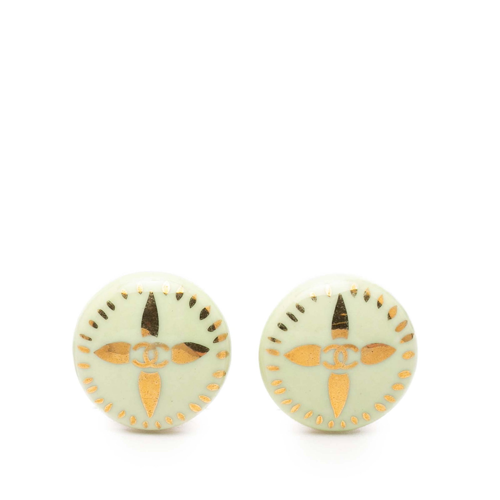 Chanel CC Round Clip Earrings Resin Gold Plated White: Chanel CC Round Clip Earrings Resin Gold Plated White These Chanel earrings feature a round design crafted from resin and gold plated metal, complemented by convenient clip-on closures. The earrings a