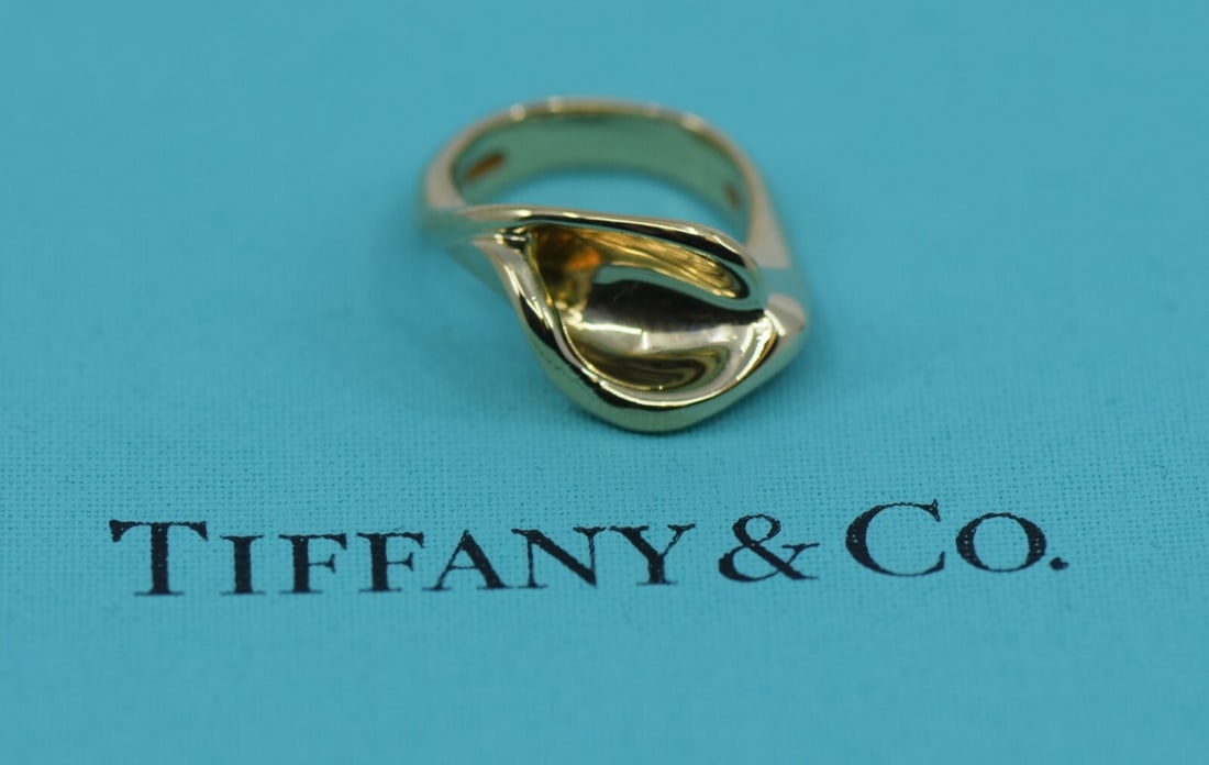 Tiffany & Co 18K Yellow Gold Women's Ring Size 4.5 Authentic: Tiffany & Co 18K Yellow Gold Women's Ring Size 4.5 Authentic This exquisite Tiffany & Co. ring is crafted from 18K yellow gold, embodying the elegance and luxury associated with the brand. Designed fo
