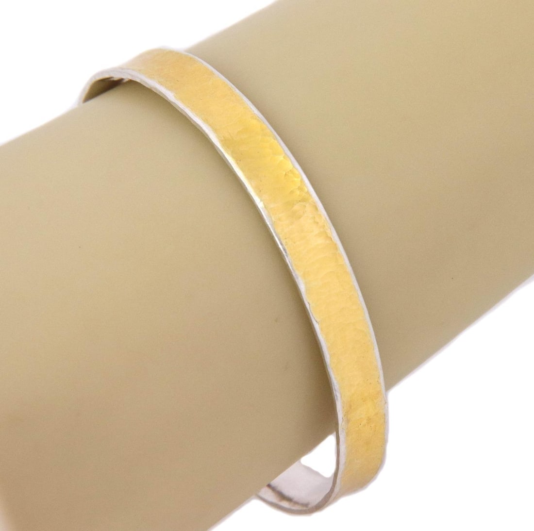 Gurhan Mango Collection 21k Gold Silver Hammered Bangle Signed B4564: Gurhan Mango Collection 21k Gold Silver Hammered Bangle Signed B4564 This exquisite bangle from the Mango Collection by Gurhan combines the elegance of 21k yellow gold with the durability of silver. T