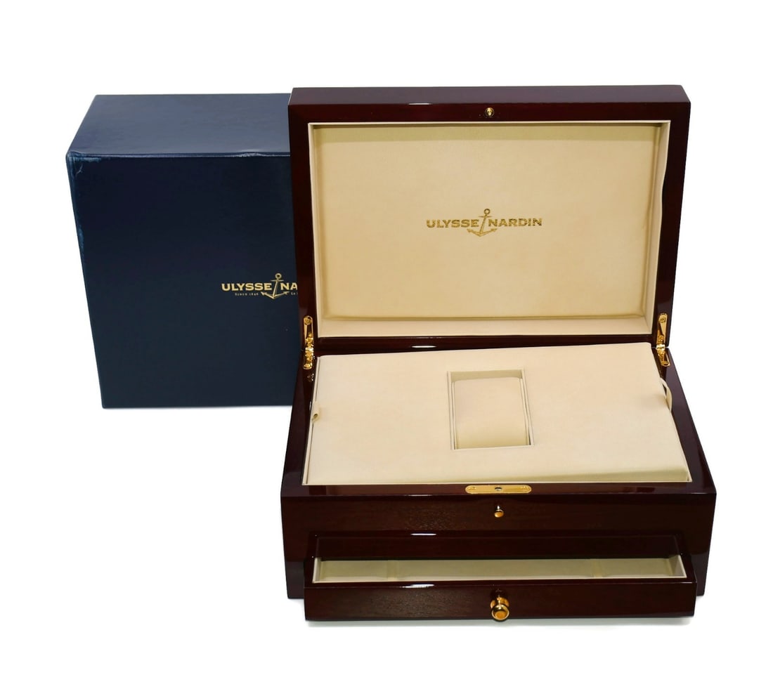 Ulysse Nardin Authentic Extra Large Blue Watch Presentation Box 11x8x5: Ulysse Nardin Authentic Extra Large Blue Watch Presentation Box 11x8x5 Presenting the Ulysse Nardin Extra Large Watch Box, a sophisticated presentation solution for your prized timepieces. This elegan