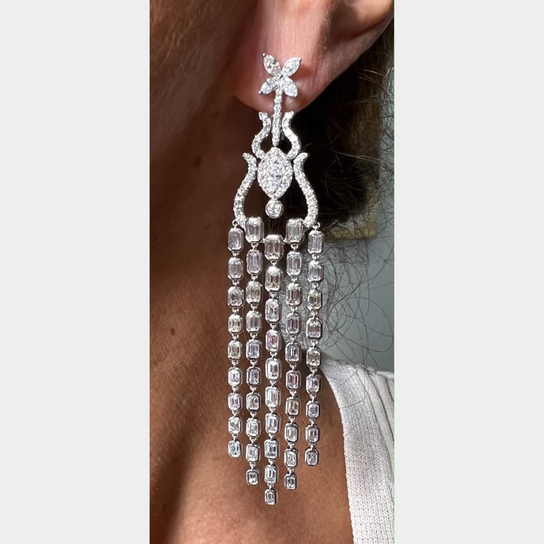 Luxury Platinum 18.70 Ct Diamond Chandelier Earrings 3.5 Inches: Luxury Platinum 18.70 Ct Diamond Chandelier Earrings 3.5 Inches Elevate your elegance with these stunning Platinum Diamond Chandelier Earrings. Featuring a remarkable total diamond weight of 18.70 car