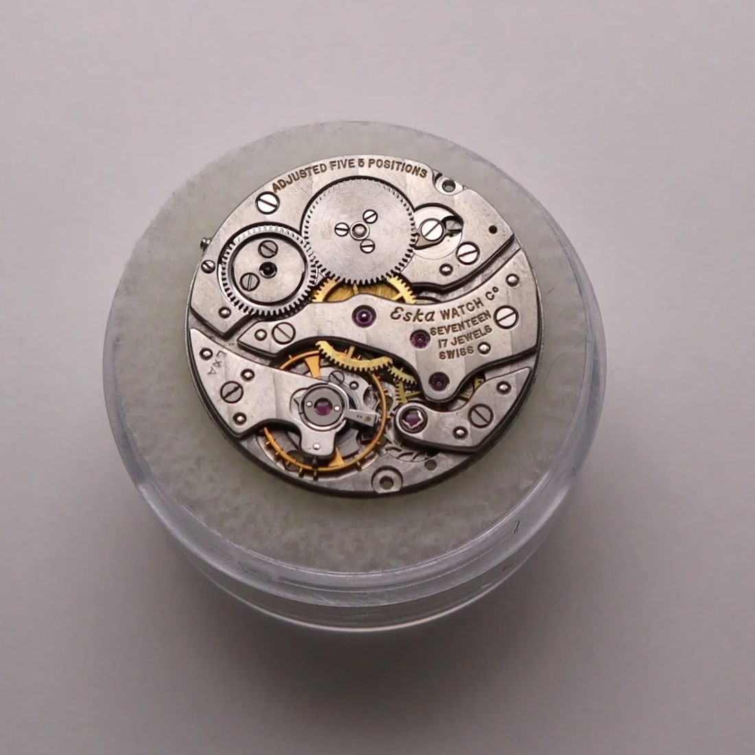 Vintage Eska 17 Jewel P12 Swiss Watch Movement: Vintage Eska 17 Jewel P12 Swiss Watch Movement This is a pre-owned Eska 17 Jewel Calibre P12 watch movement, designed for vintage Eska timepieces. Suitable for unisex adult watches, this Swiss-made mo