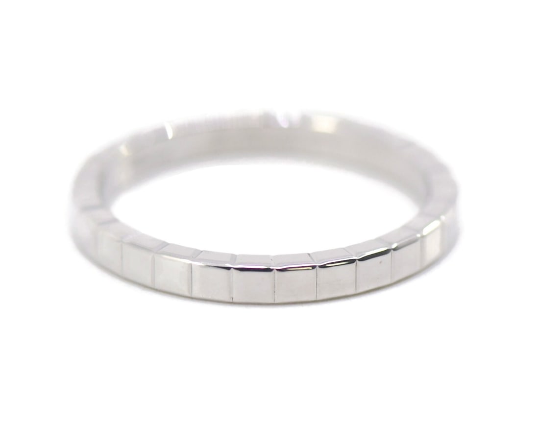 Chopard Ice Cube 18K White Gold Ring 827702 Size 8.5 Authentic: Chopard Ice Cube 18K White Gold Ring 827702 Size 8.5 Authentic Elevate your jewelry collection with this exquisite Chopard Ice Cube ring crafted from 18K white gold. Designed in a sleek and modern sty