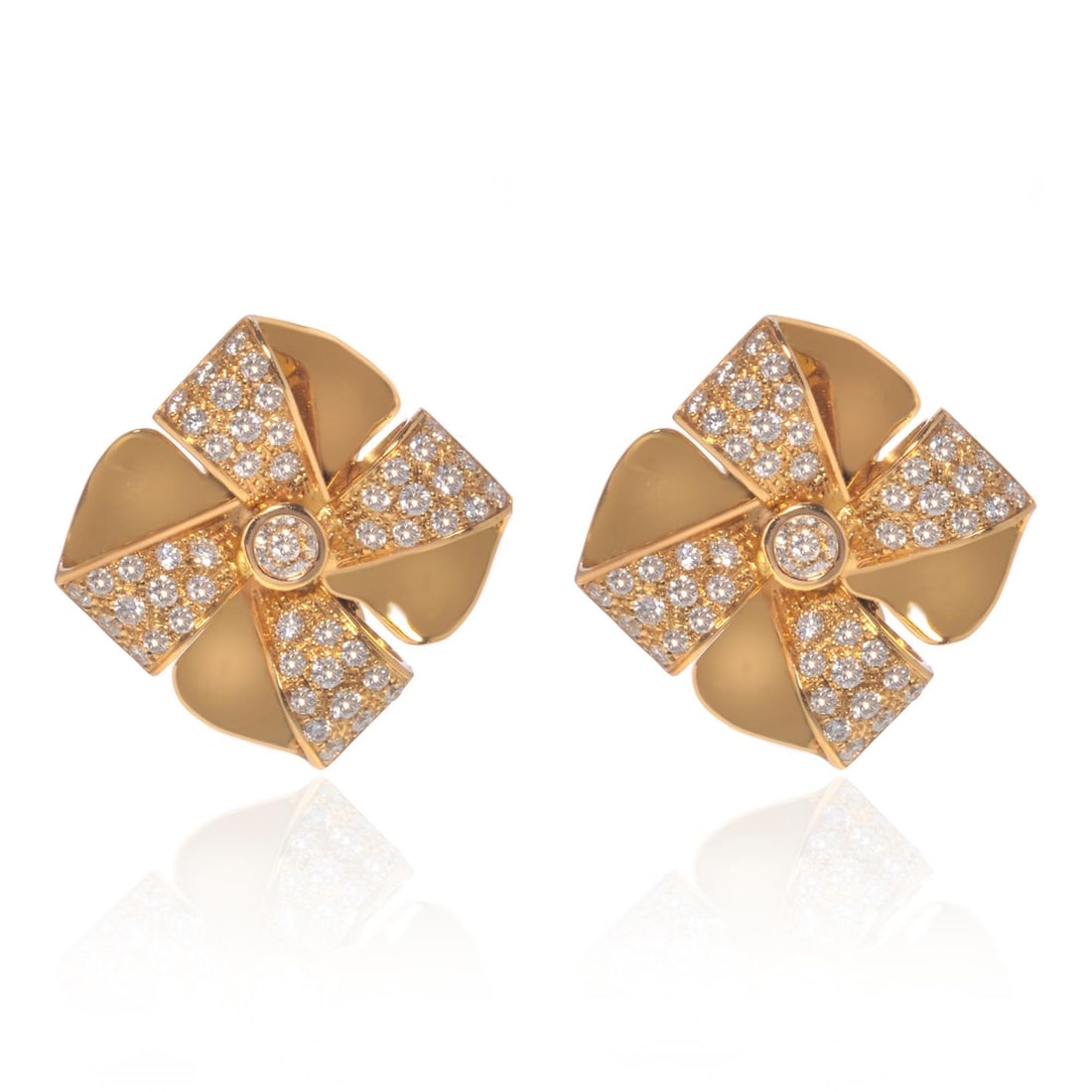 Luca Carati 18K Yellow Gold Diamond Flower Stud Earrings 0.99Cttw: Luca Carati 18K Yellow Gold Diamond Flower Stud Earrings 0.99Cttw Elevate your jewelry collection with these exquisite Luca Carati Diamond Flower Earrings. Crafted in luxurious 18K yellow gold, these 