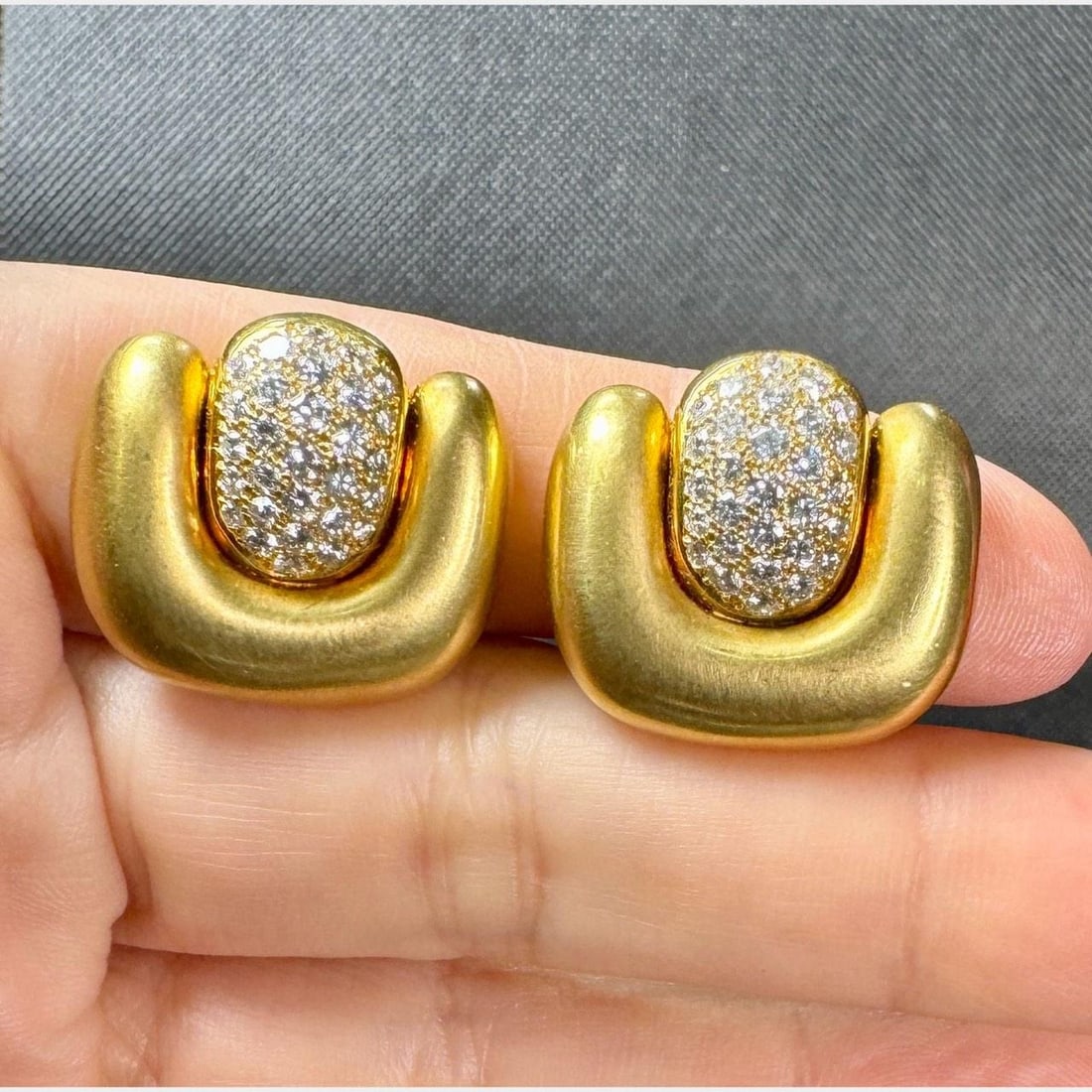 M. Stone 18K Yellow Gold Diamond Earrings 58 Diamonds 2.30 Ct: M. Stone 18K Yellow Gold Diamond Earrings 58 Diamonds 2.30 Ct Elevate your elegance with these stunning M. STONE 18K Yellow Gold Diamond Earrings. Crafted from luxurious 18K yellow gold, these earring