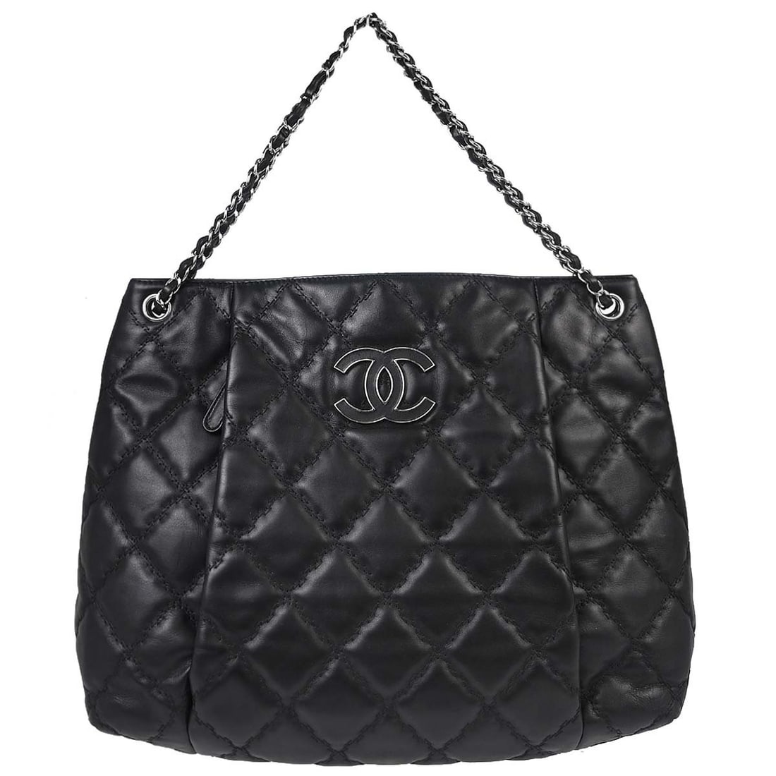 CHANEL Matelasse Black Calfskin Medium Tote with Chain Strap: CHANEL Matelasse Black Calfskin Medium Tote with Chain Strap This Chanel Hamptons tote handbag is crafted from black calfskin leather with a matelasse pattern and features a classic zip closure. The m