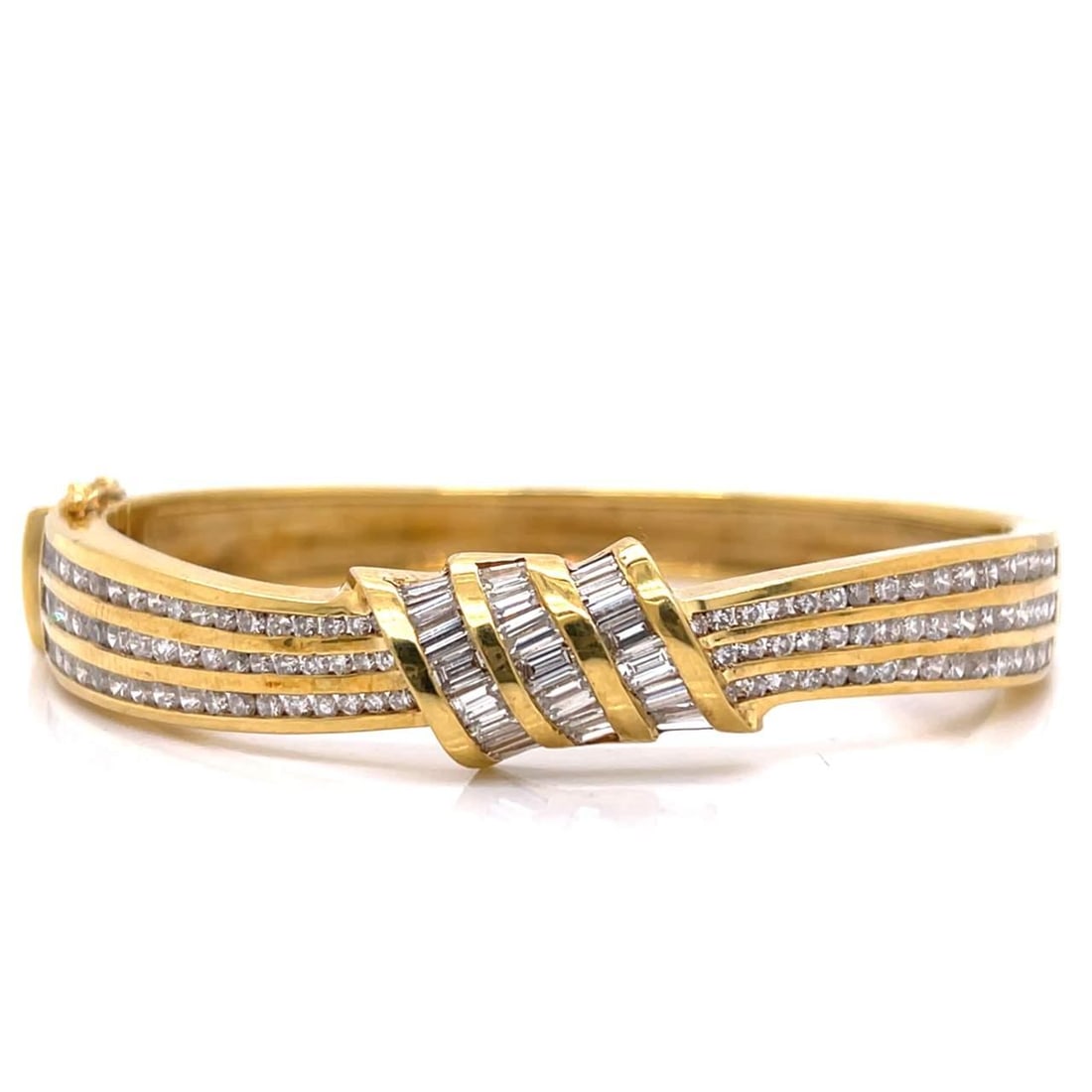 18K Yellow Gold Bangle Bracelet 5.00 Ct Diamonds F-G VVS-VS: 18K Yellow Gold Bangle Bracelet 5.00 Ct Diamonds F-G VVS-VS This exquisite 18K Yellow Gold bangle bracelet is adorned with 126 brilliant diamonds, collectively weighing approximately 5.00 carats. The 