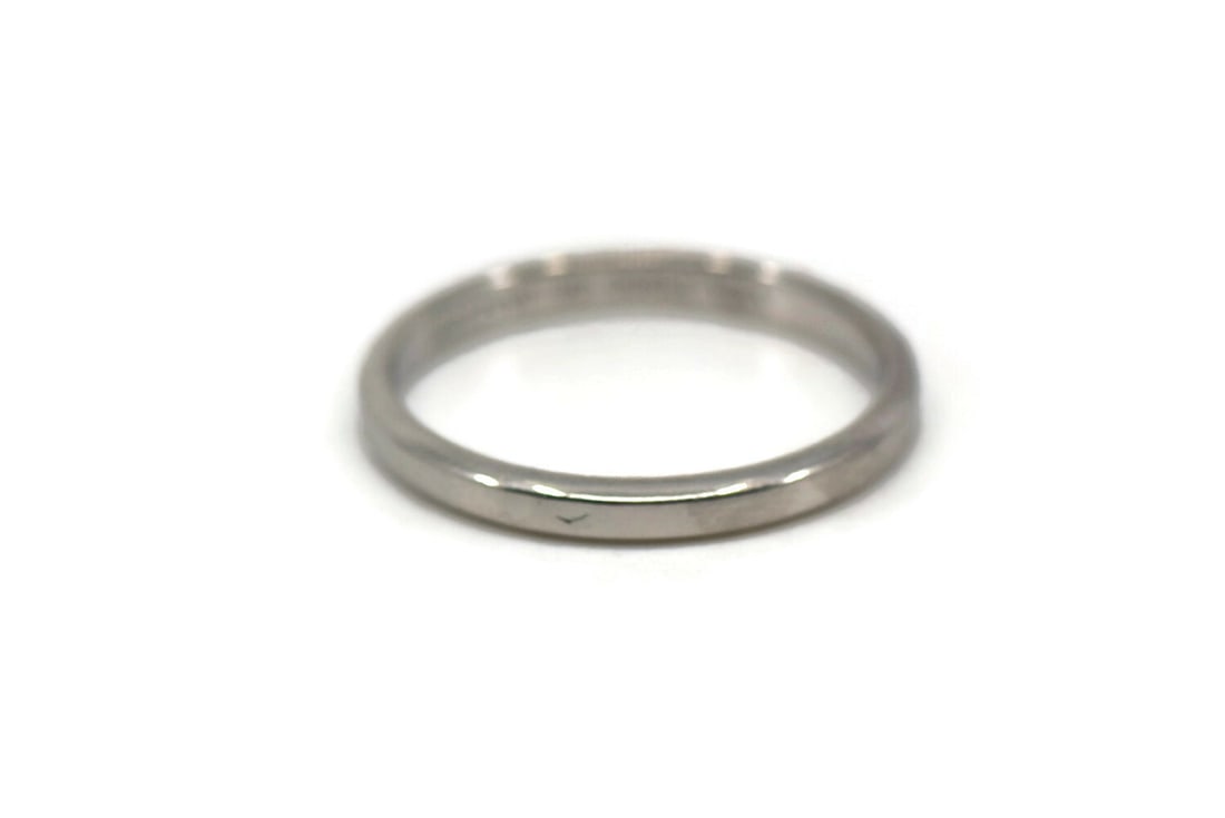 Van Cleef & Arpels Platinum Wedding Band 950 Size 8 Authentic: Van Cleef & Arpels Platinum Wedding Band 950 Size 8 Authentic This exquisite Van Cleef & Arpels wedding band is crafted from high-quality platinum, featuring a metal purity of 950. Designed in a class