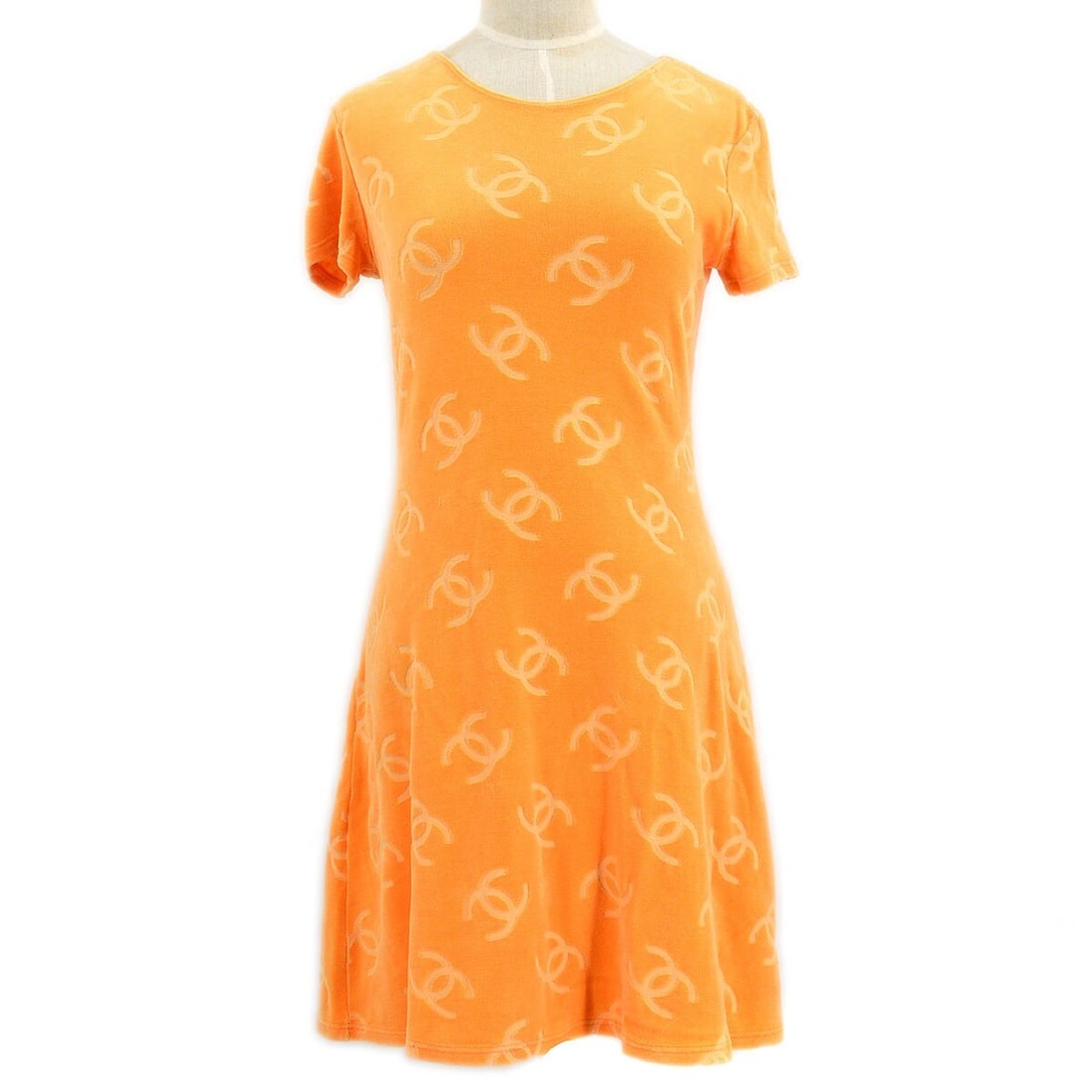Chanel Orange Velvet Short Sleeve Casual Dress: Chanel Orange Velvet Short Sleeve Casual Dress This stunning Chanel short sleeve dress showcases a vibrant orange velvet fabric, perfect for casual occasions. The dress features a round neckline and a