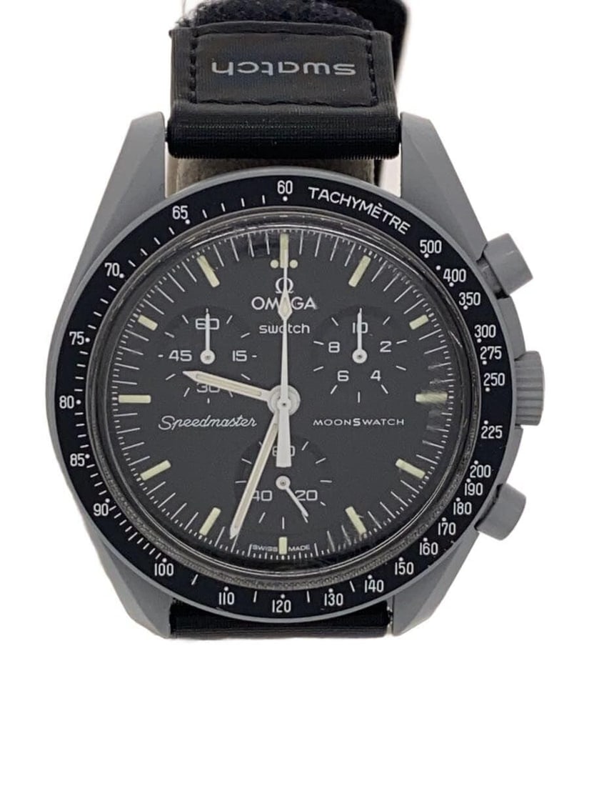 OMEGAxSWATCH Mission to the Moon Black Men's Wristwatch: OMEGAxSWATCH Mission to the Moon Black Men's Wristwatch This OMEGAxSWATCH Mission to the Moon SO33M100 men's wristwatch features a sleek black design and is crafted in Switzerland. The watch shows sli